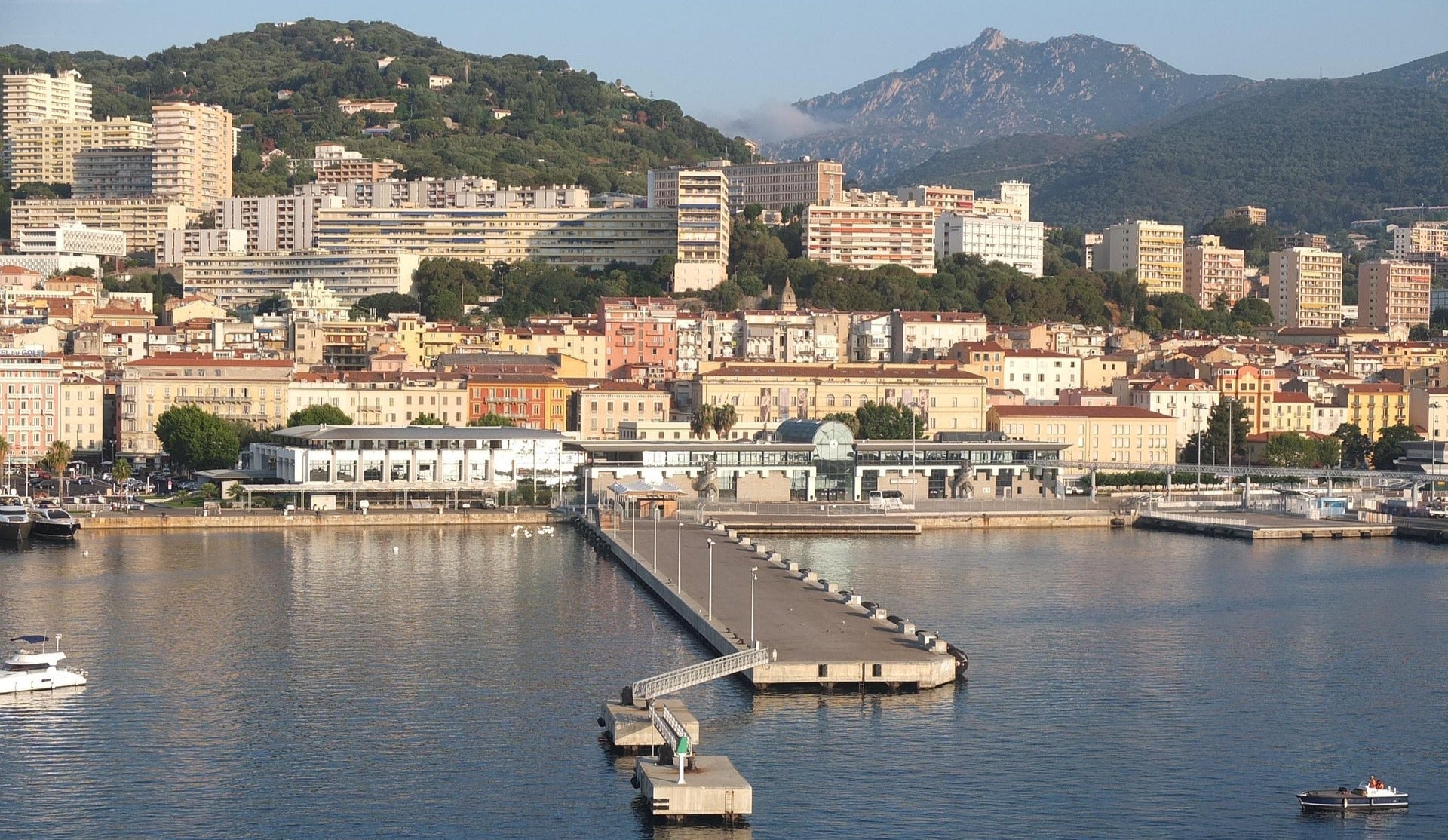 Port d’Ajaccio en Corse illustrant la fourniture de merchandising personnalisé pour hôtels, institutions publiques et événements insulaires.