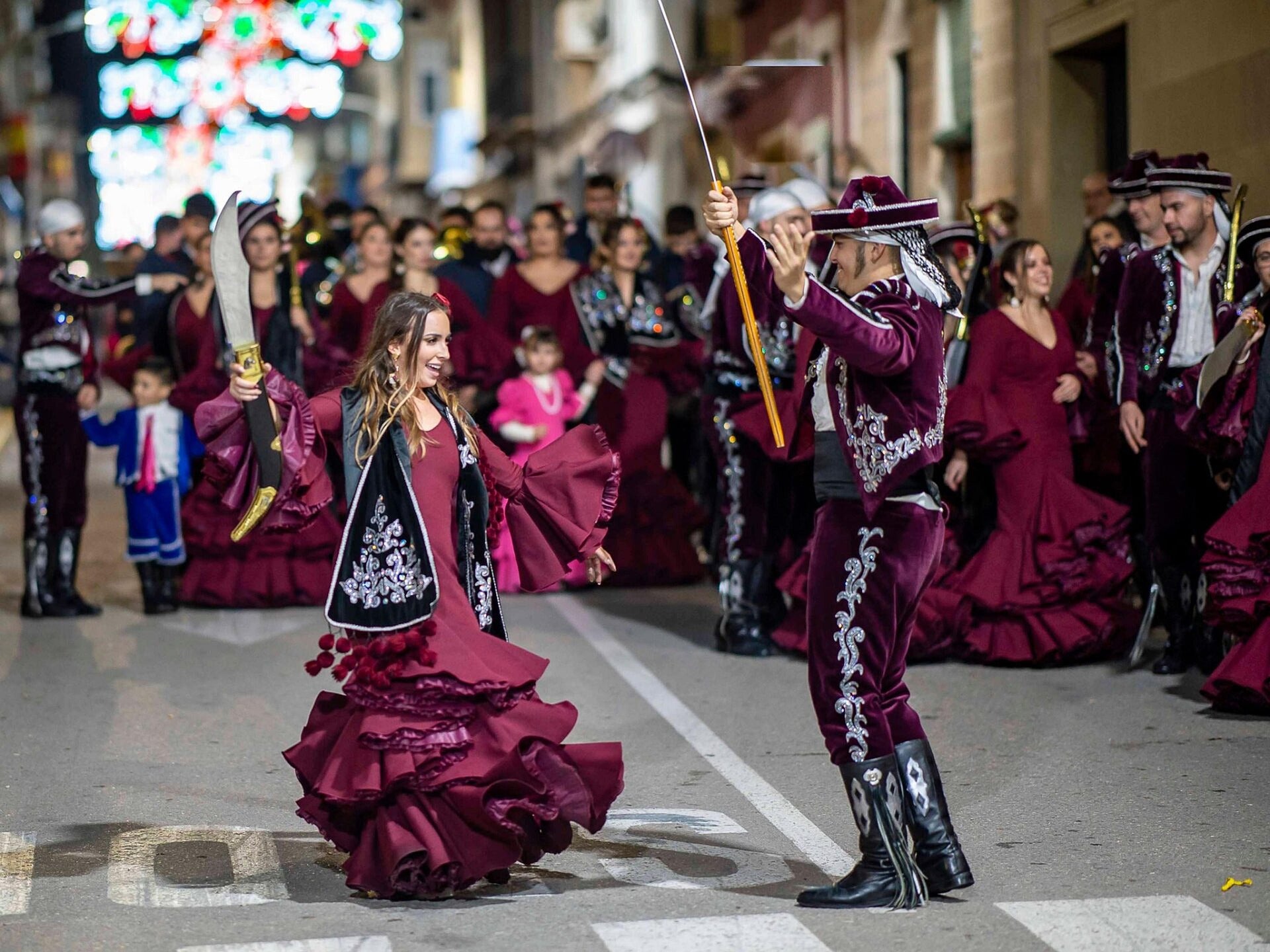 Escena callejera en Alicante representando productos promocionales para PYMEs, negocios turísticos y empresas internacionales de la región.