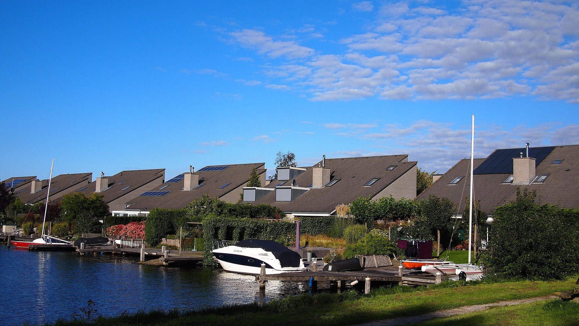 Hedendaagse stadsgezichten van Almere, geschikt voor promotieartikelen, corporate gifts, bedrukte producten en merchandising voor grootschalige campagnes en zakelijke evenementen.