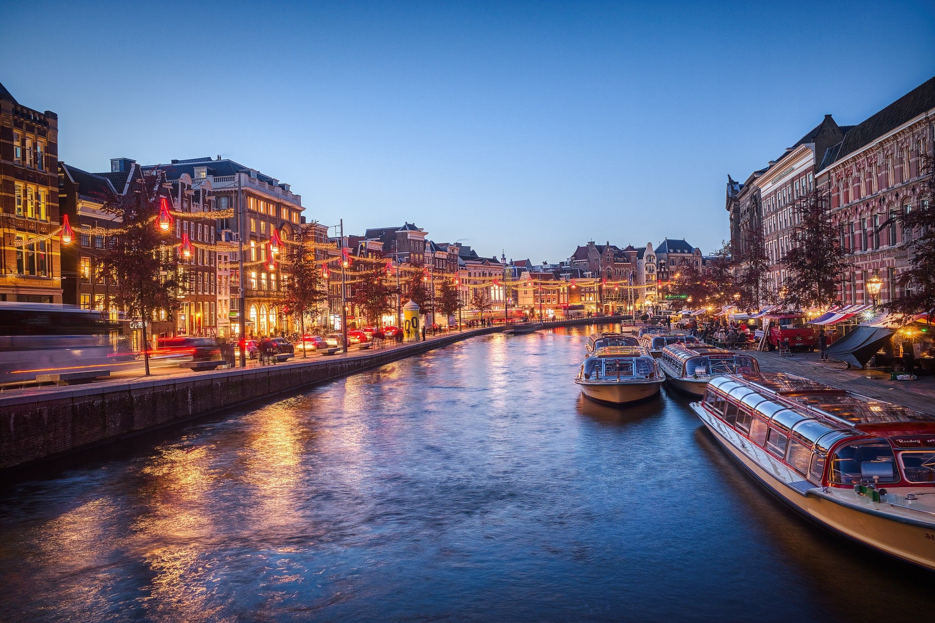 Historische grachten en iconische gebouwen van Amsterdam, ideaal voor promotieartikelen, relatiegeschenken en bedrukte producten die stijl, kwaliteit en duurzaamheid uitstralen.