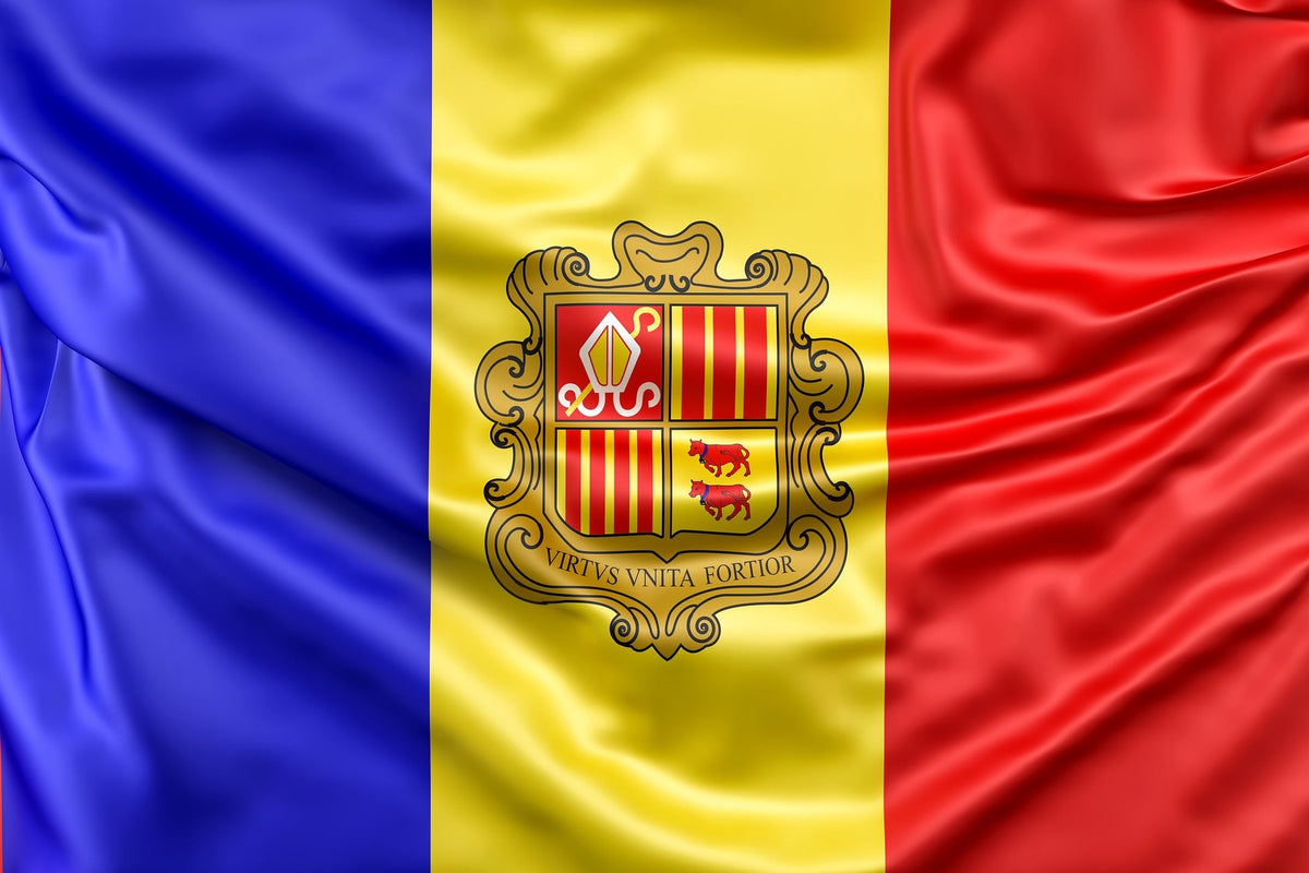 🏳️ Bandera d’Andorra onejant, amb els colors blau, groc i vermell i l’escut nacional al centre.