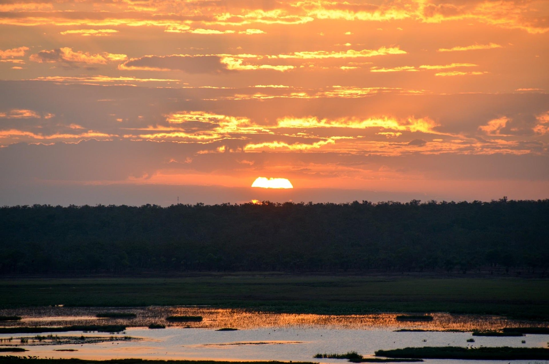 Zonsondergang boven Arnhem, bekend om mode, bedrukte kleding, textiel merchandising en promotieartikelen voor beurzen, bedrijfslanceringen en creatieve evenementen.