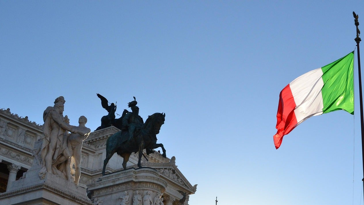 Bandiera italiana sventola accanto all’Altare della Patria a Roma, simbolo della fornitura nazionale di gadget aziendali personalizzati per eventi, fiere, omaggi promozionali e marketing in tutta Italia.