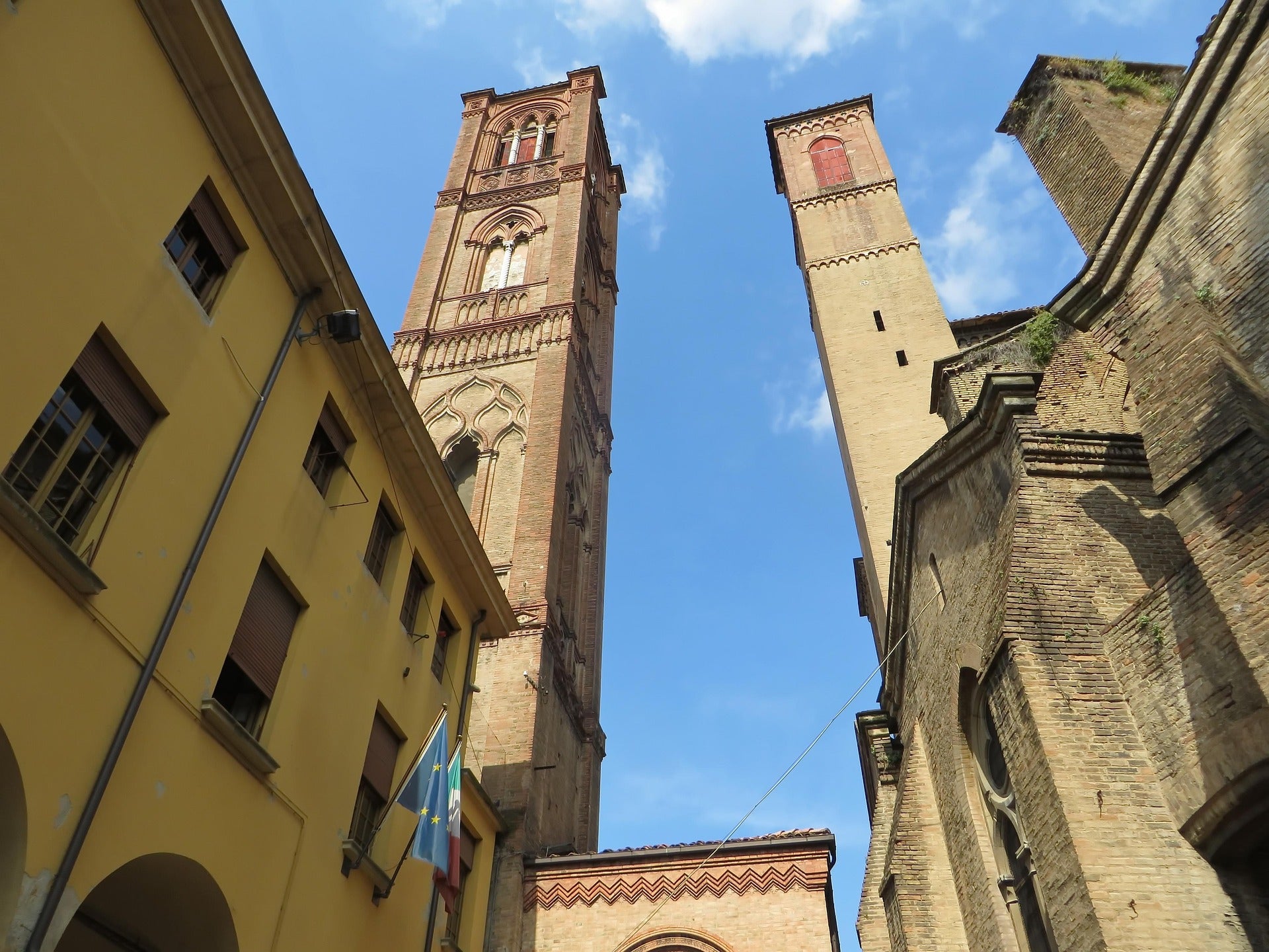 Centro storico di Bologna, con gadget promozionali per scuole, università e brand alimentari italiani.