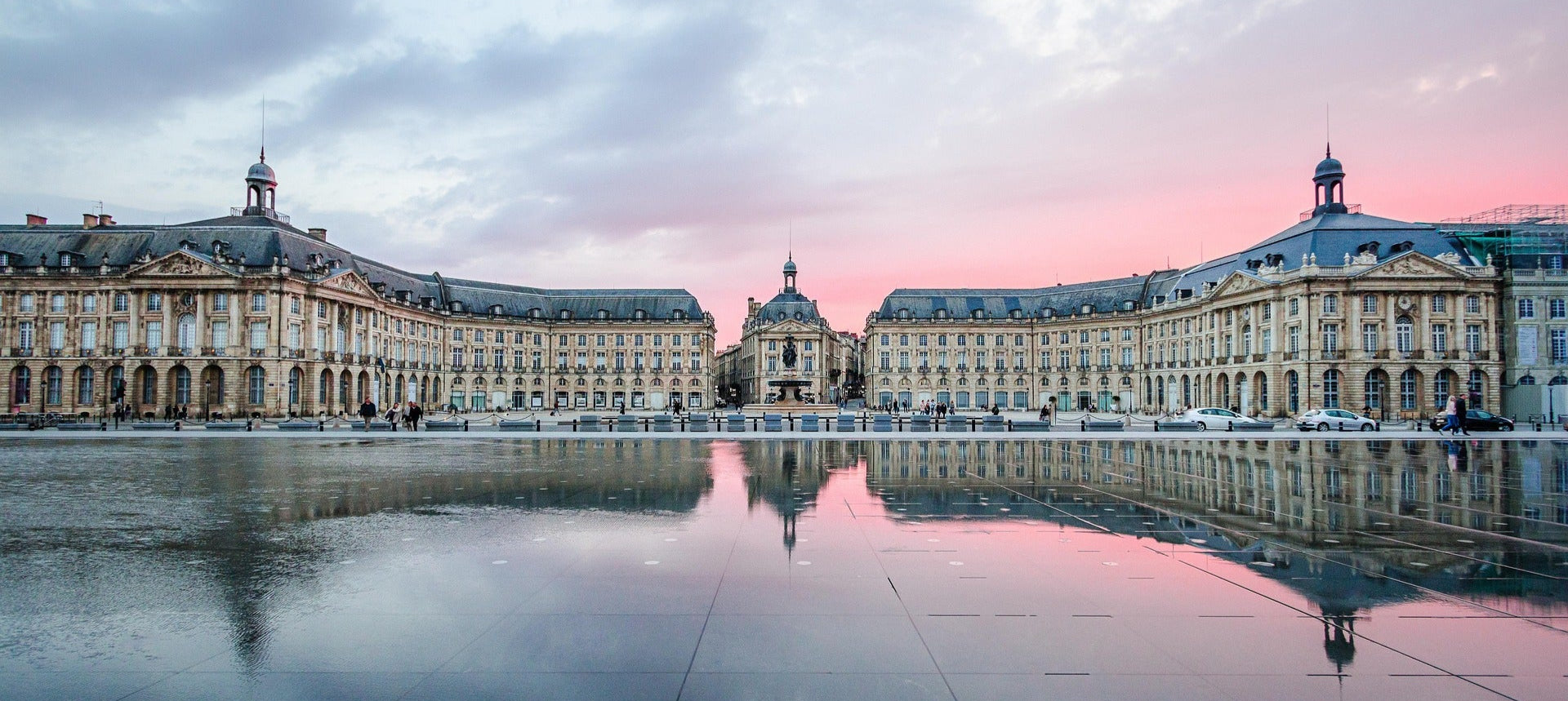Place de la Bourse à Bordeaux, représentant la livraison d’articles promotionnels pour start-ups, salons, et marques locales dans le sud-ouest.