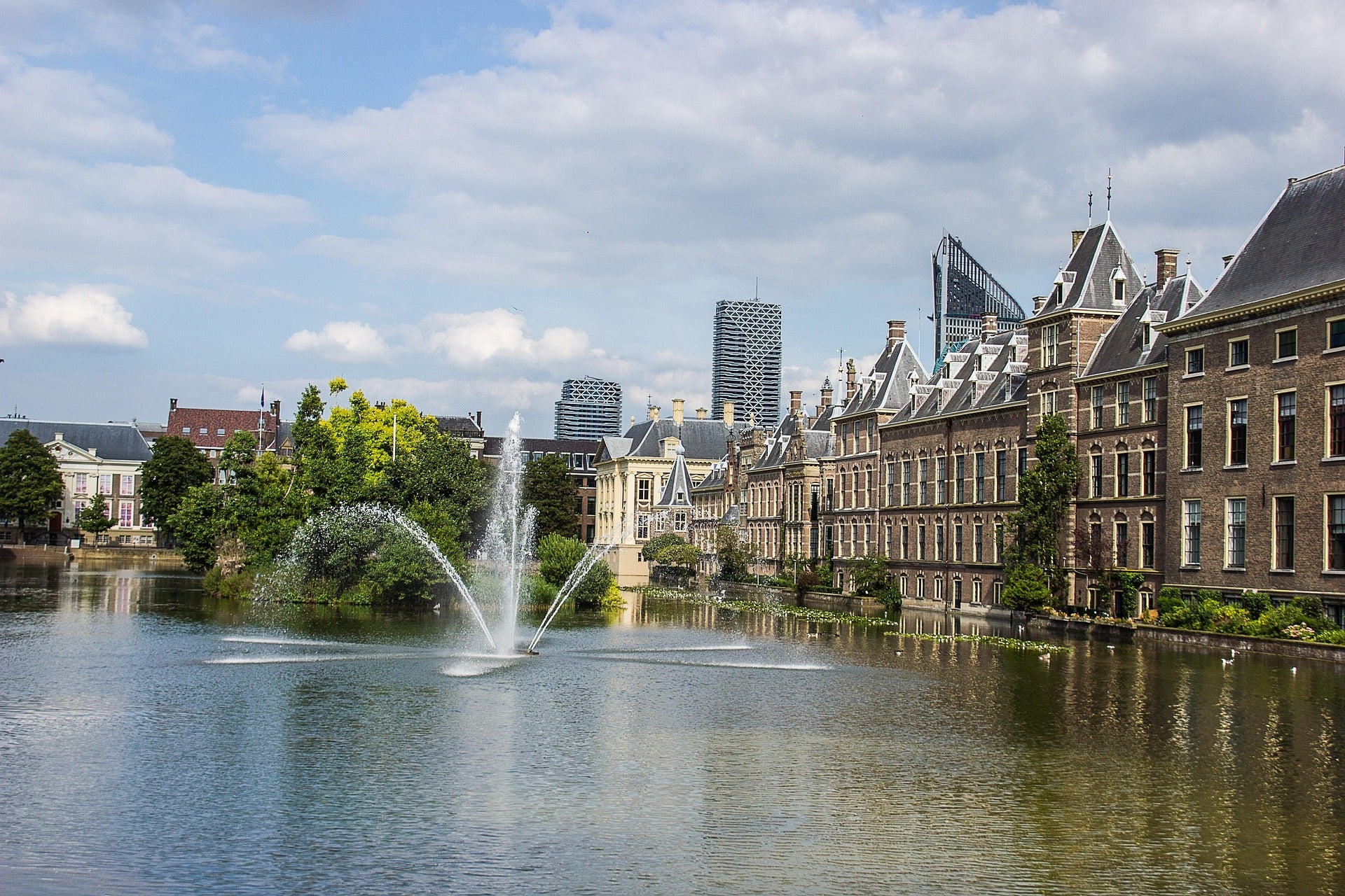 Historische gebouwen en vijver bij het Binnenhof in Den Haag, ideaal voor promotieartikelen, relatiegeschenken en bedrukte producten voor diplomatieke en zakelijke relaties.