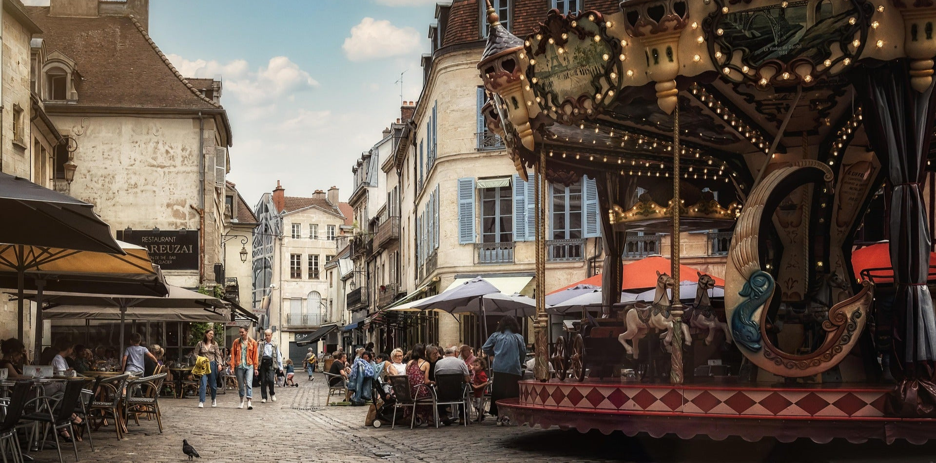 Centre-ville historique de Dijon avec distribution d’articles promotionnels pour l’hôtellerie, le patrimoine et les entreprises de Bourgogne.