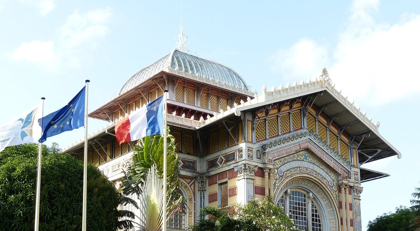 Drapeau tricolore dans les DOM-TOM représentant la livraison d’objets publicitaires avec documentation d’exportation vers la Guadeloupe, la Réunion et la Martinique.