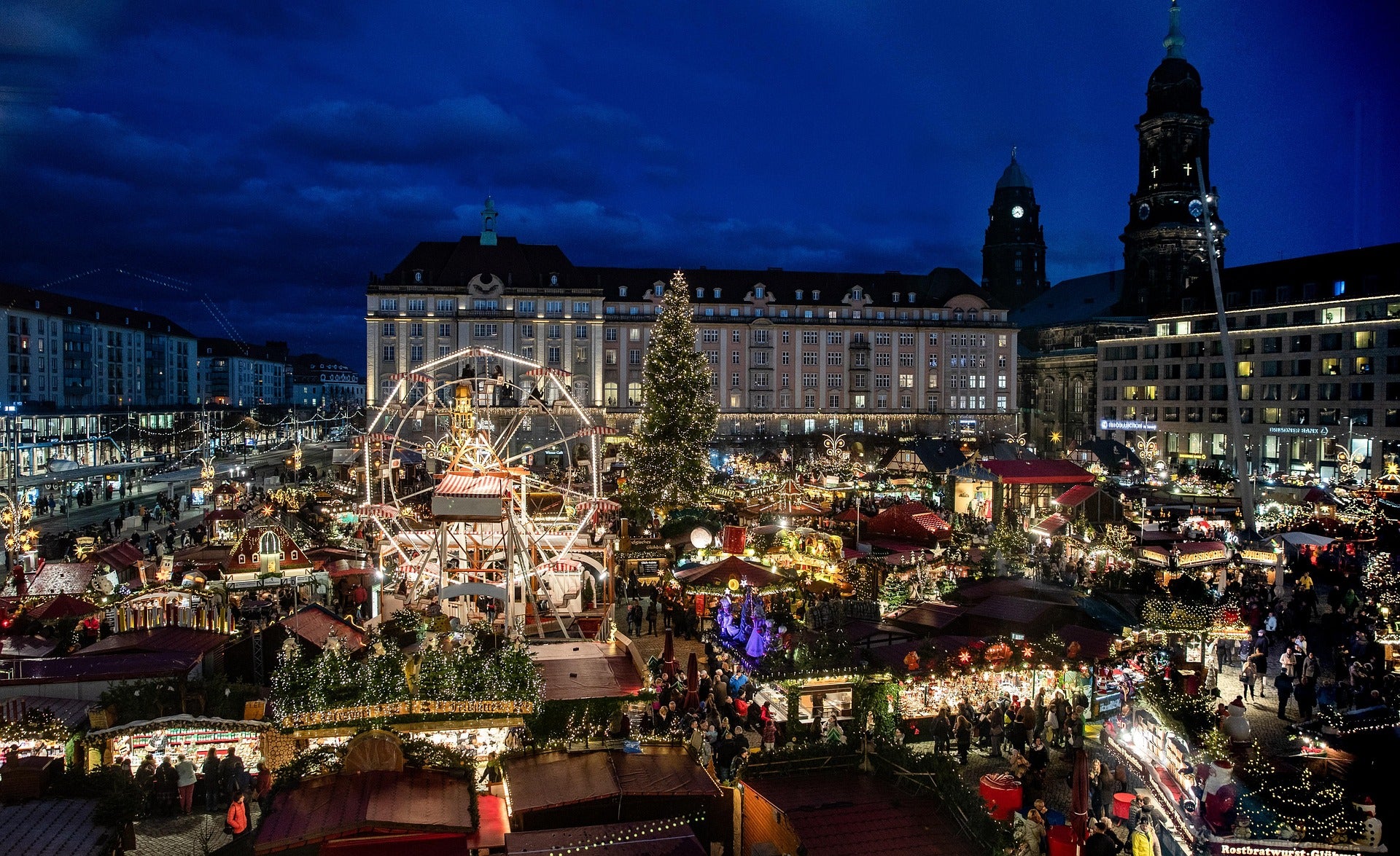 Dresdner Altstadt bei Nacht – Kultur- und Innovationszentrum mit starkem Markt für Werbeartikel in Sachsen