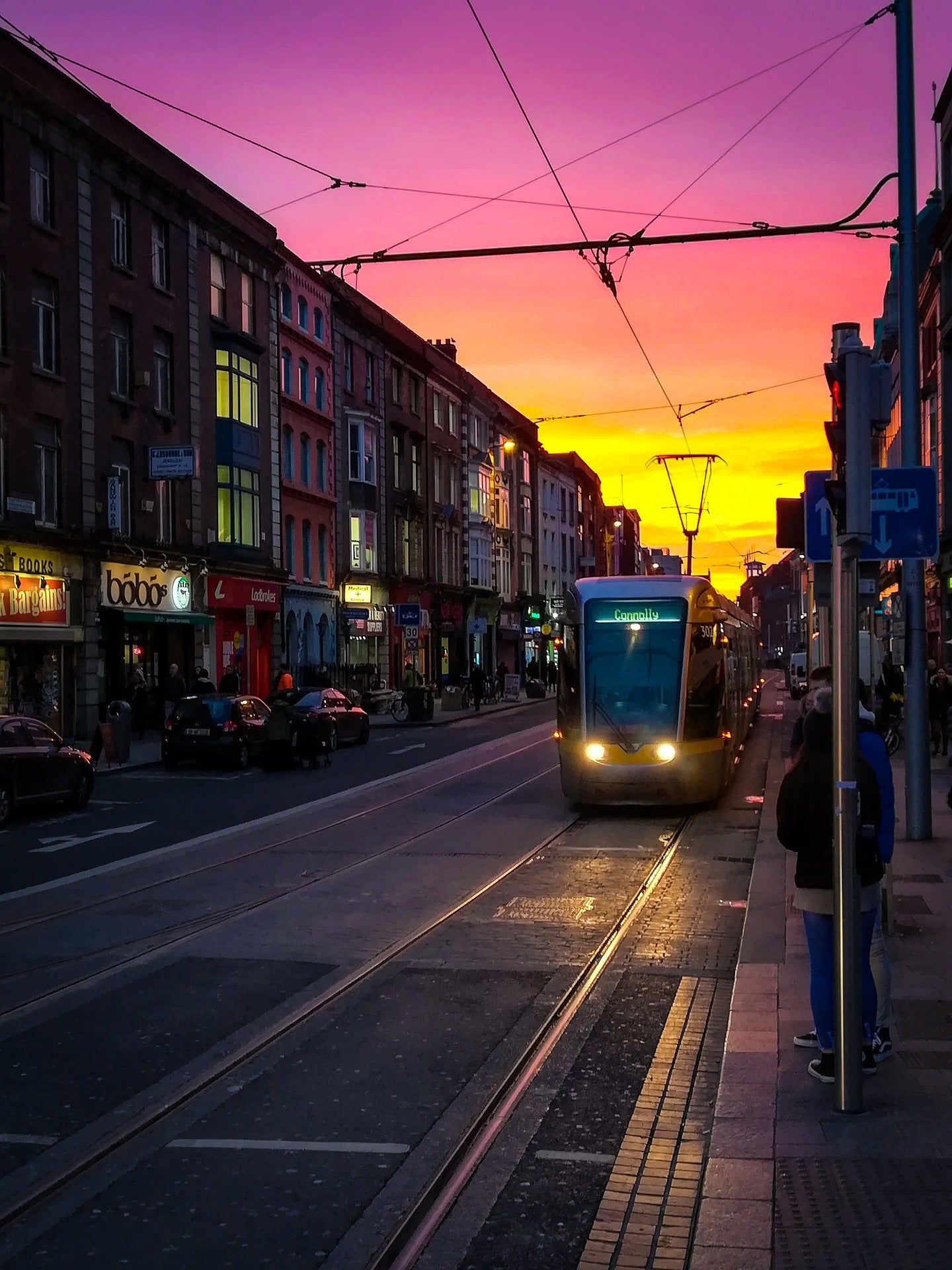 A Luas tram glides through central Dublin at sunset — vibrant city branding with smooth transport and modern infrastructure.

Tram Luas ag gluaiseacht trí lár Bhaile Átha Cliath ag luí na gréine — brandaíocht chathrach bheoga le bonneagar nua-aimseartha.