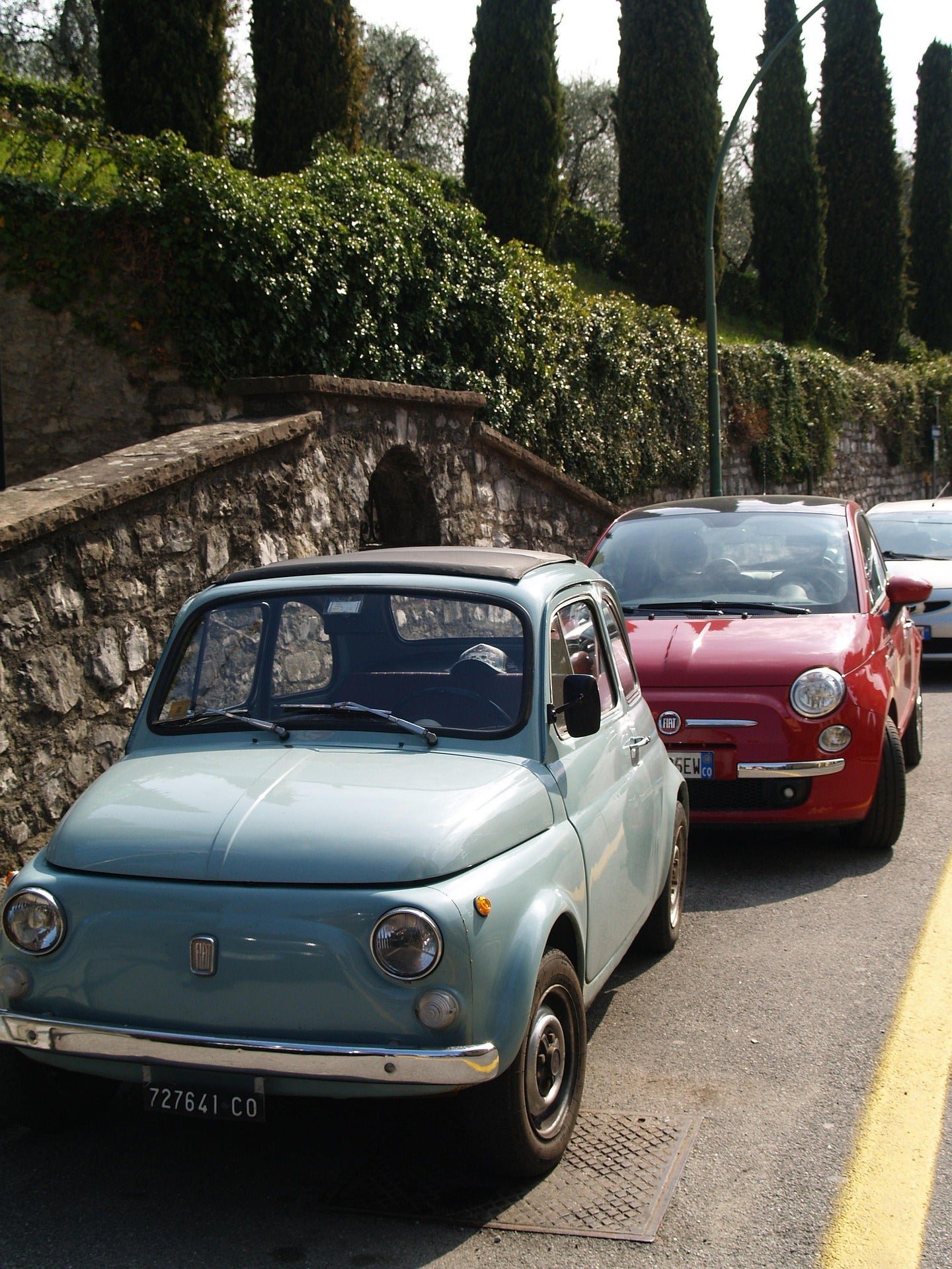 Due Fiat 500 parcheggiate a Milano, simbolo dell’identità italiana e della nostra attenzione ai dettagli — perfette per accompagnare le risposte alle domande frequenti sui gadget personalizzati per aziende italiane.