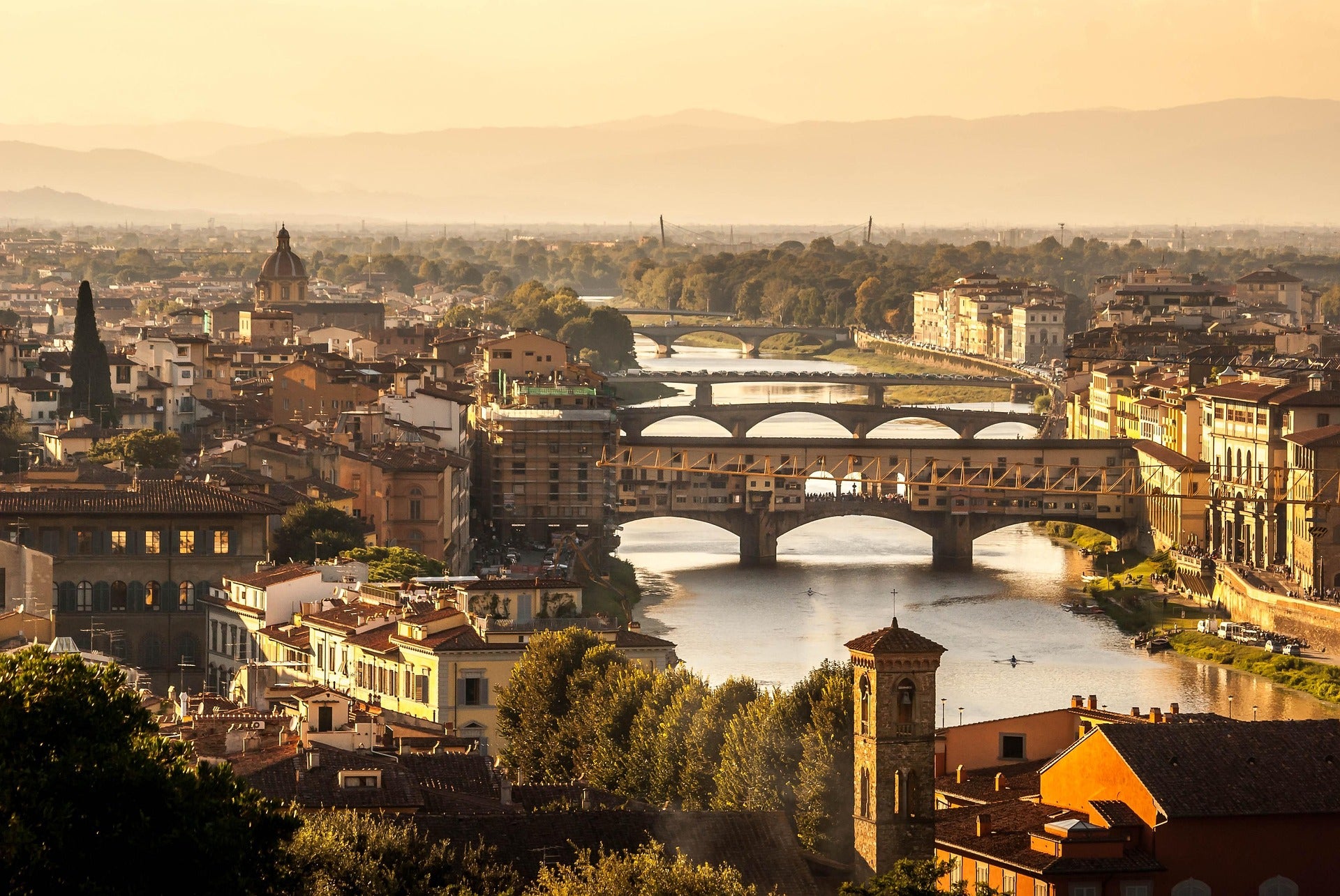 Vista del fiume Arno a Firenze, perfetta per gadget promozionali su misura per negozi artigianali, scuole di moda e eventi culturali.