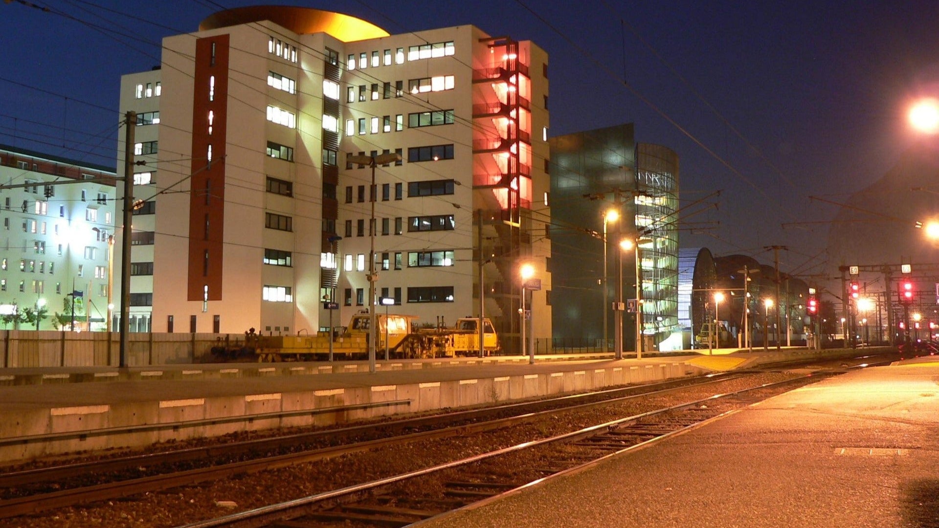 Vue de nuit à Grenoble, spécialisée dans la livraison d’articles publicitaires pour entreprises innovantes et secteurs technologiques.