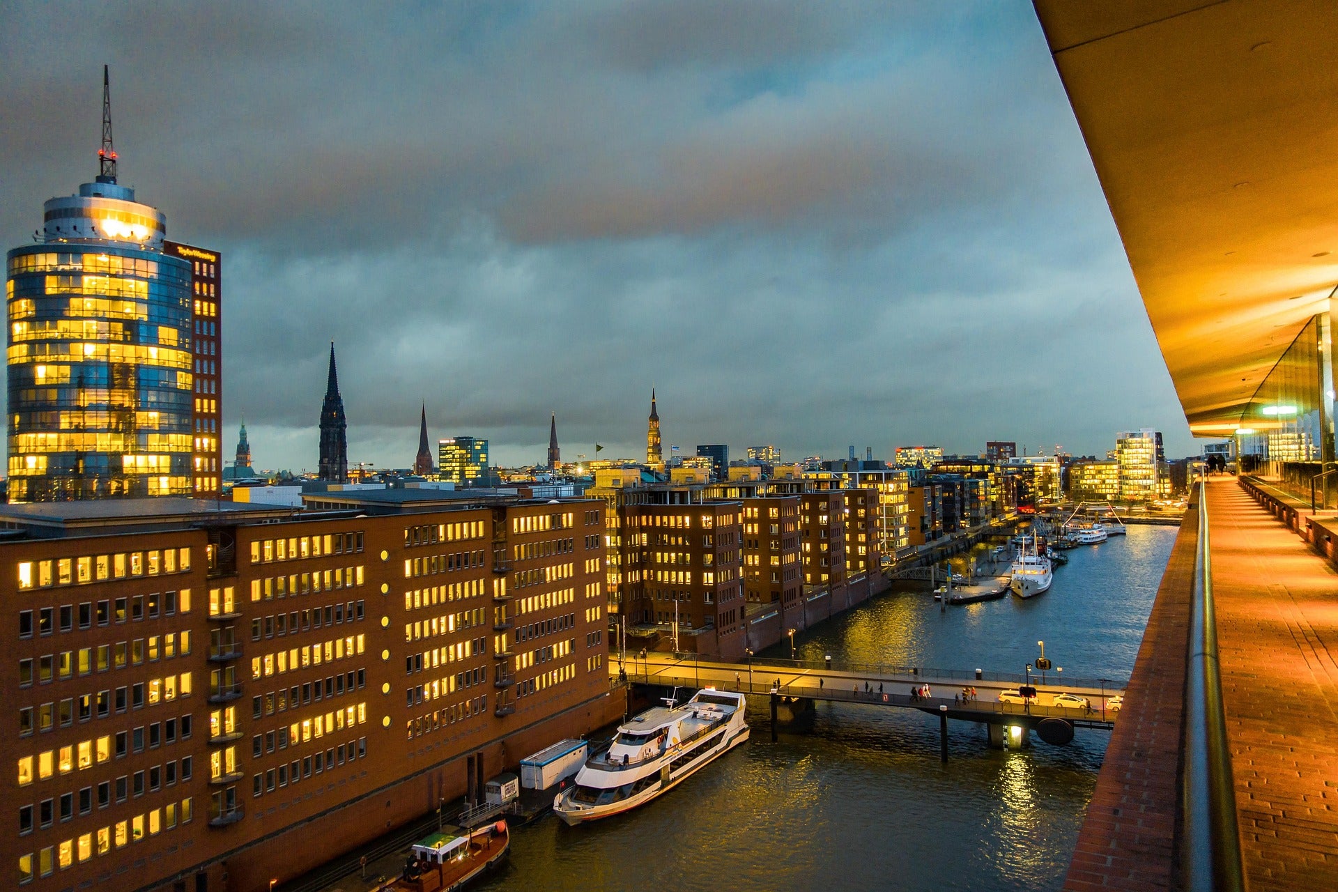 Skyline Hamburg – Logistikdrehscheibe für Firmenwerbung, Merchandising und Werbeartikel in Deutschland