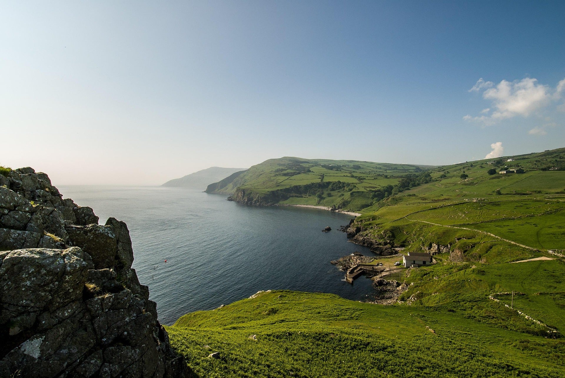 Scenic view of the Irish coastline with cliffs, rolling green hills, and a small fishing pier – showcasing the natural beauty of Ireland.

Radharc álainn ar chósta na hÉireann le haillte, cnoic ghlasa rollta, agus cé beag iascaigh – ag léiriú áilleacht nádúrtha na hÉireann.