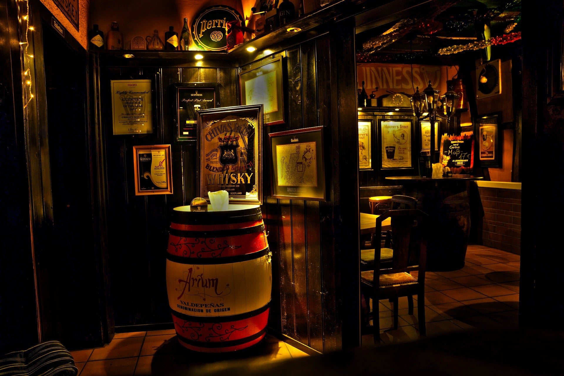 Interior of a traditional Kilkenny pub — we provide custom products for creative brands, events and cultural tourism.

Taobh istigh de phub traidisiúnta i gCill Chainnigh — soláthraímid táirgí branda do bhrandaí cruthaitheacha, ócáidí agus turasóireacht chultúrtha.