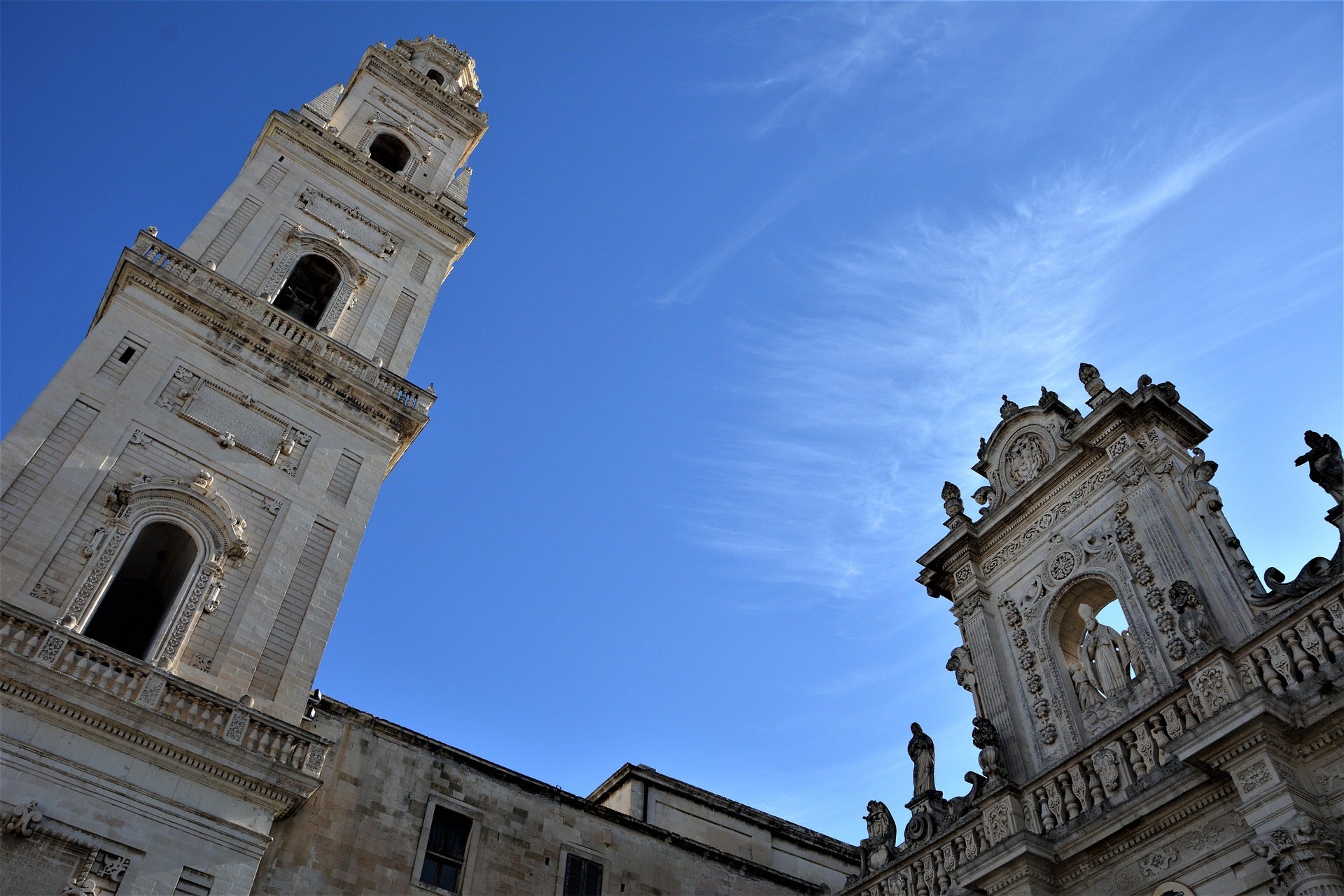Dettagli barocchi a Lecce, associati alla consegna di gadget ecosostenibili per artigiani, eventi culturali e attività di ospitalità del sud.