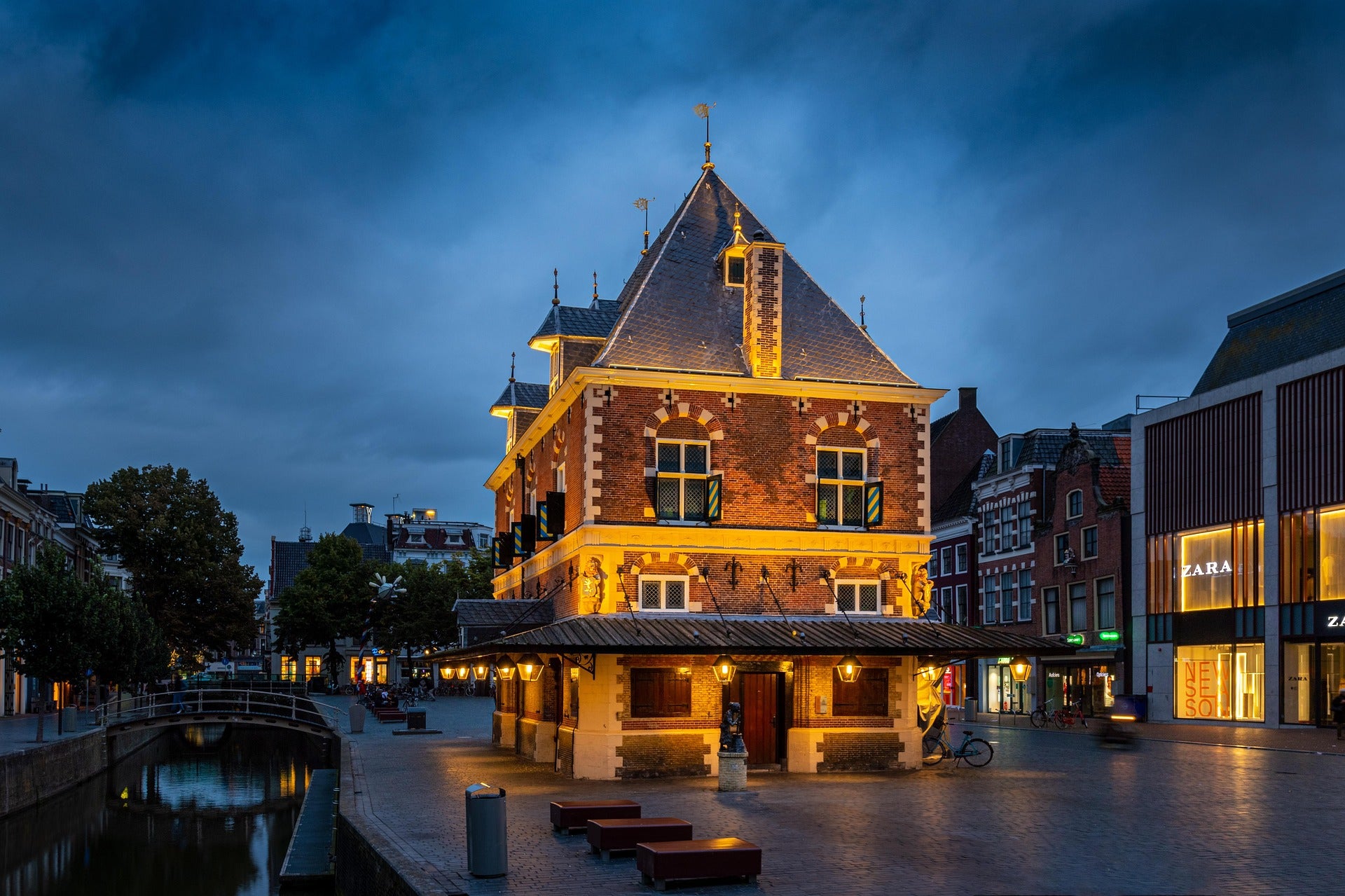 Avondbeeld van Leeuwarden, geschikt voor merchandising, festival promotieartikelen, relatiegeschenken en bedrukte producten voor evenementen en zakelijke branding.