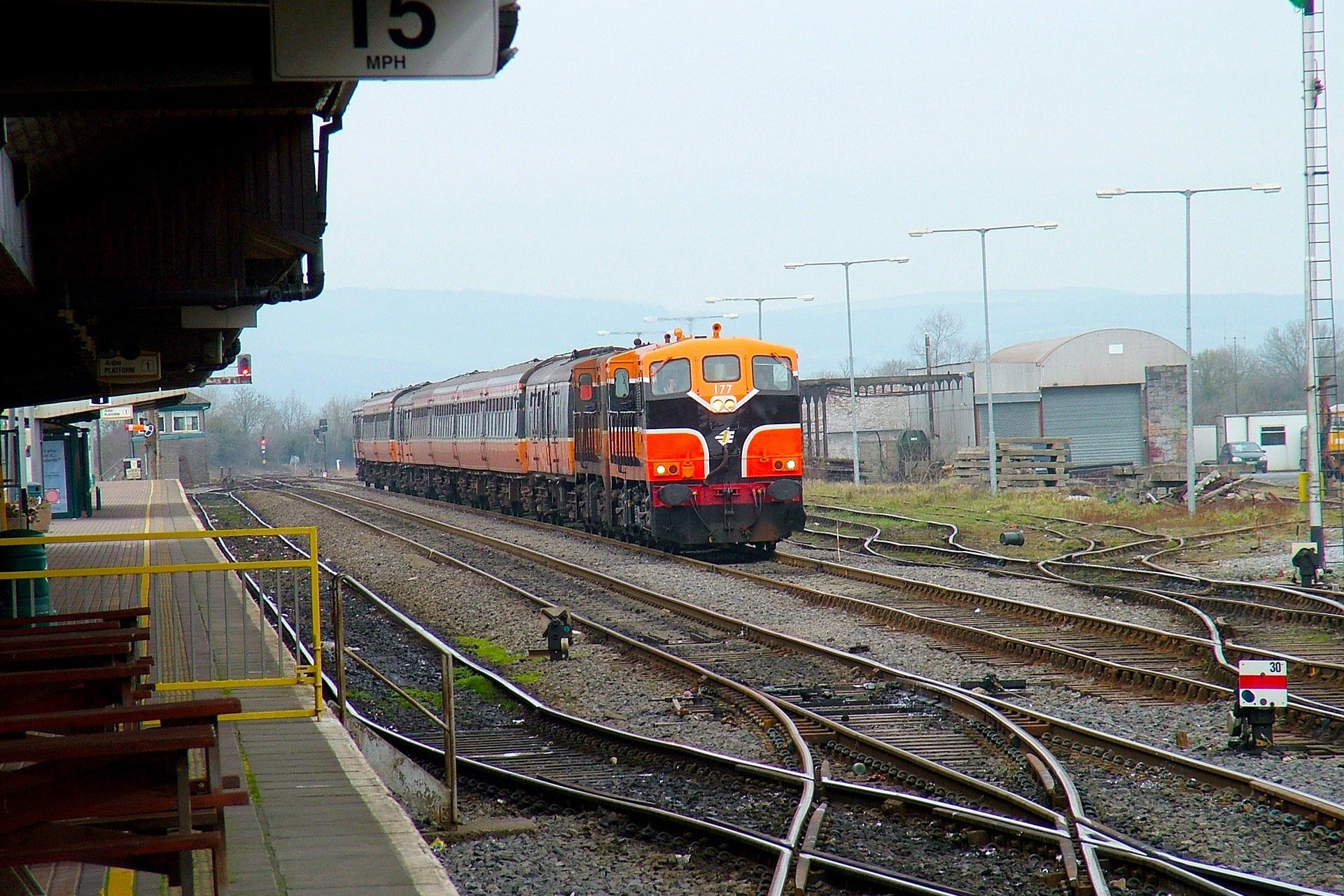 Train station in Limerick’s industrial area — ideal for supplying custom merch to logistics and tech firms.

Stáisiún traenach i gceantar tionsclaíoch Luimnigh — oiriúnach do thionscal lóistíochta agus gnólachtaí teicneolaíochta.