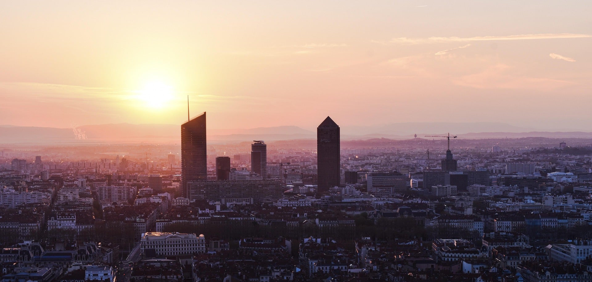 Ville de Lyon au coucher de soleil, avec livraison d’articles promotionnels pour séminaires, salons et marketing interne.
