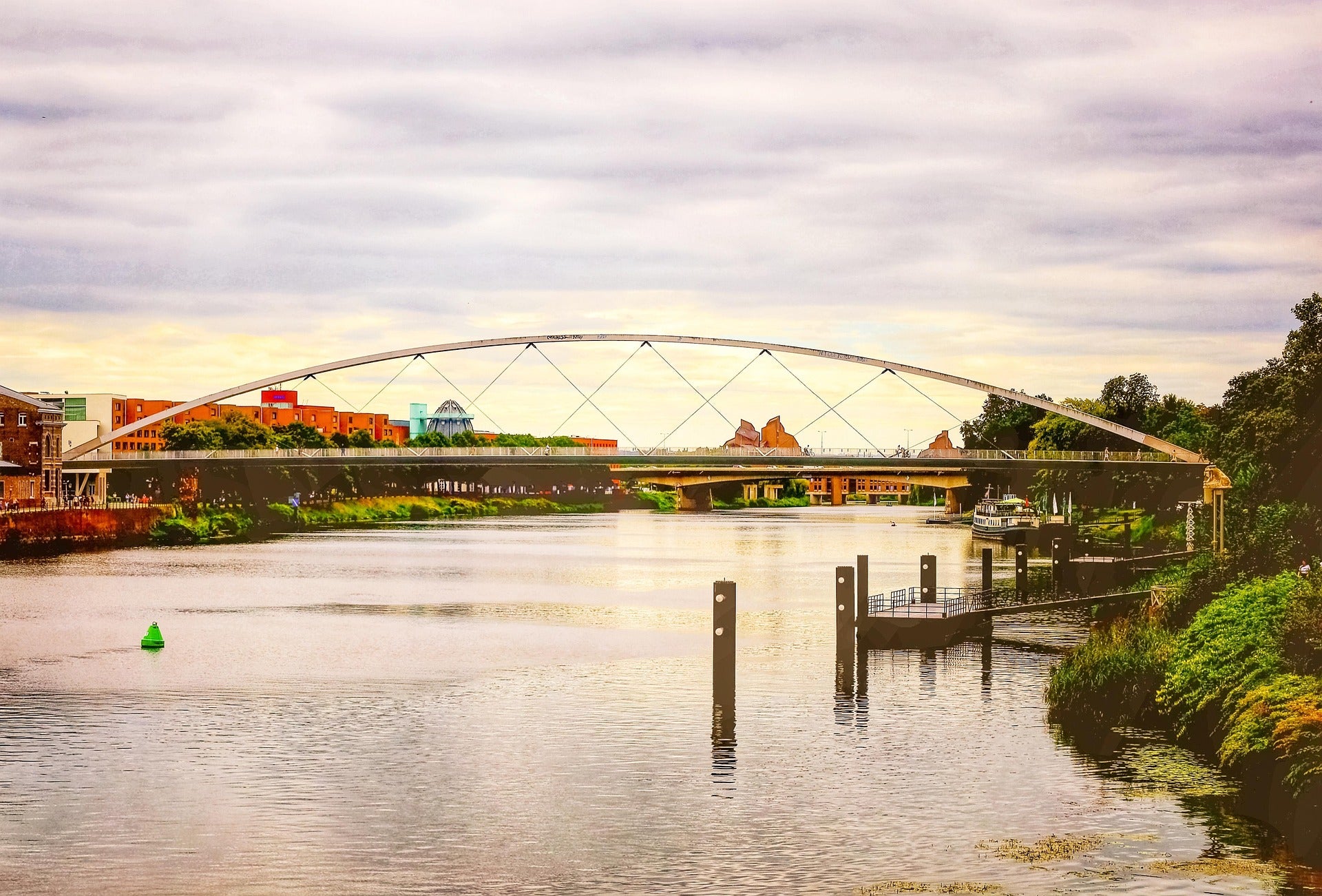 Panoramisch uitzicht op Maastricht aan de Maas, perfect voor relatiegeschenken, corporate gifts, promotieproducten en bedrukte artikelen voor internationale beurzen en zakelijke bijeenkomsten.