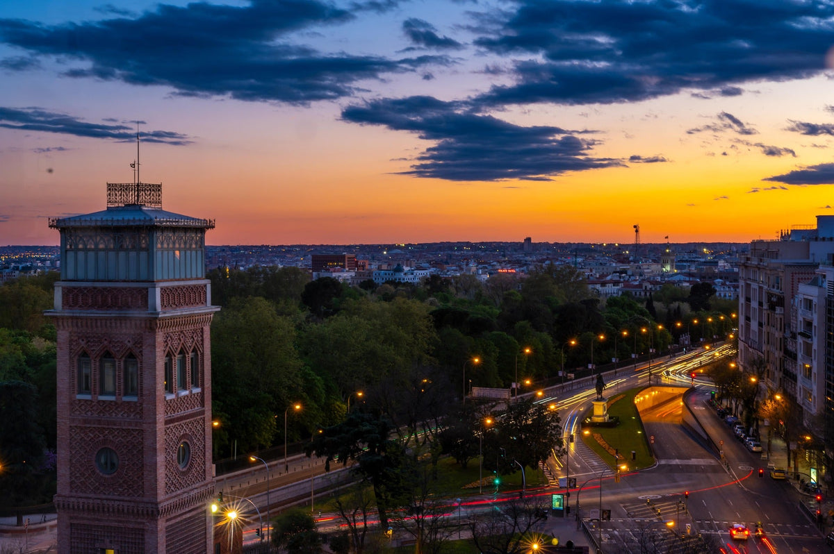 Madrid al atardecer, ideal para regalos corporativos y artículos publicitarios para eventos empresariales, instituciones y ferias en la capital de España.