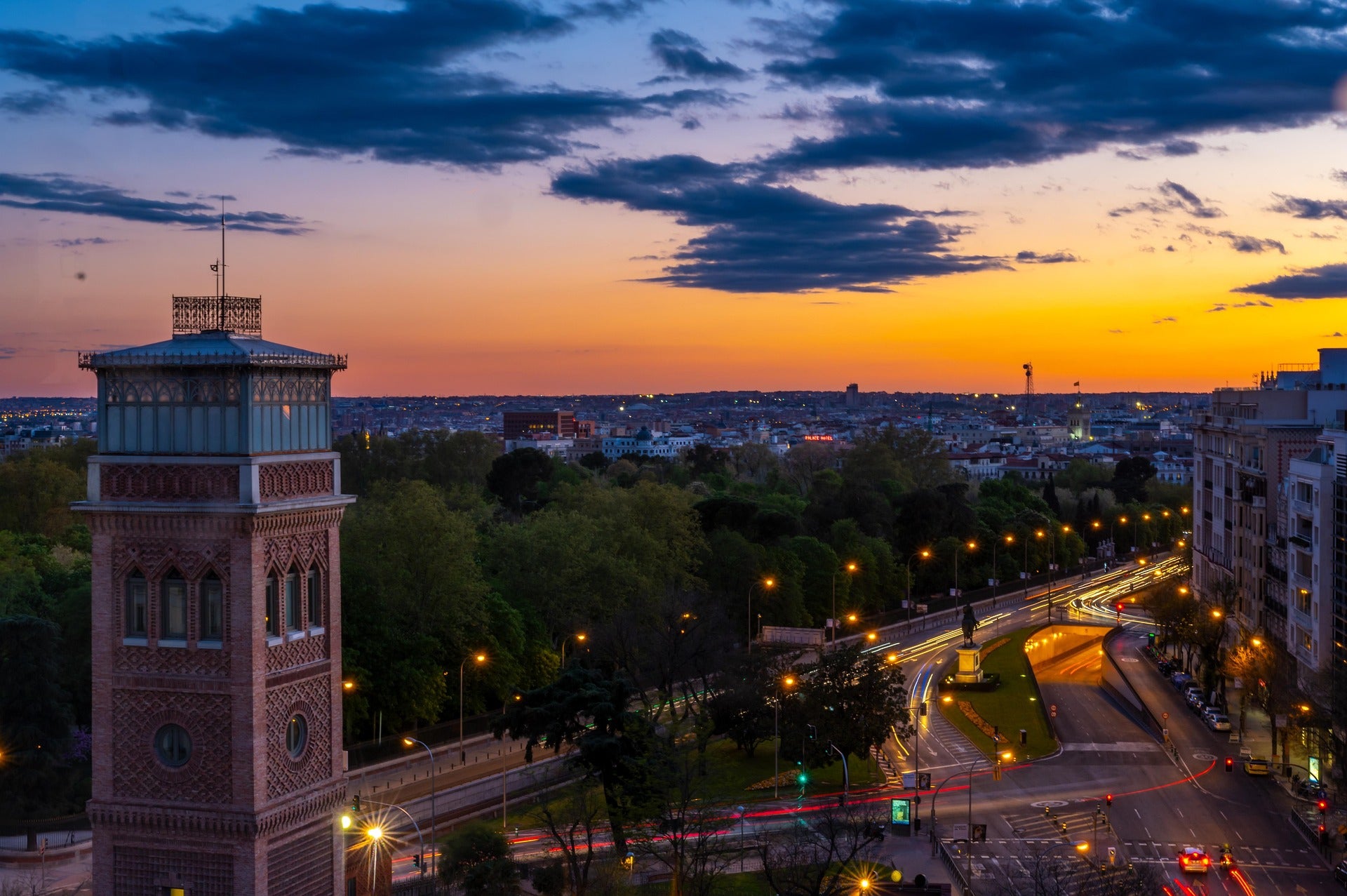 Madrid al atardecer, ideal para regalos corporativos y artículos publicitarios para eventos empresariales, instituciones y ferias en la capital de España.