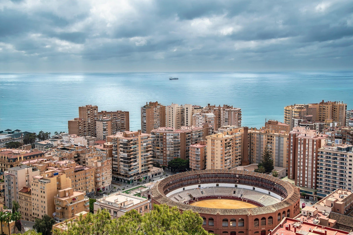 Panorámica de Málaga, centro de tecnología y turismo con fuerte demanda de artículos promocionales sostenibles y personalizados.