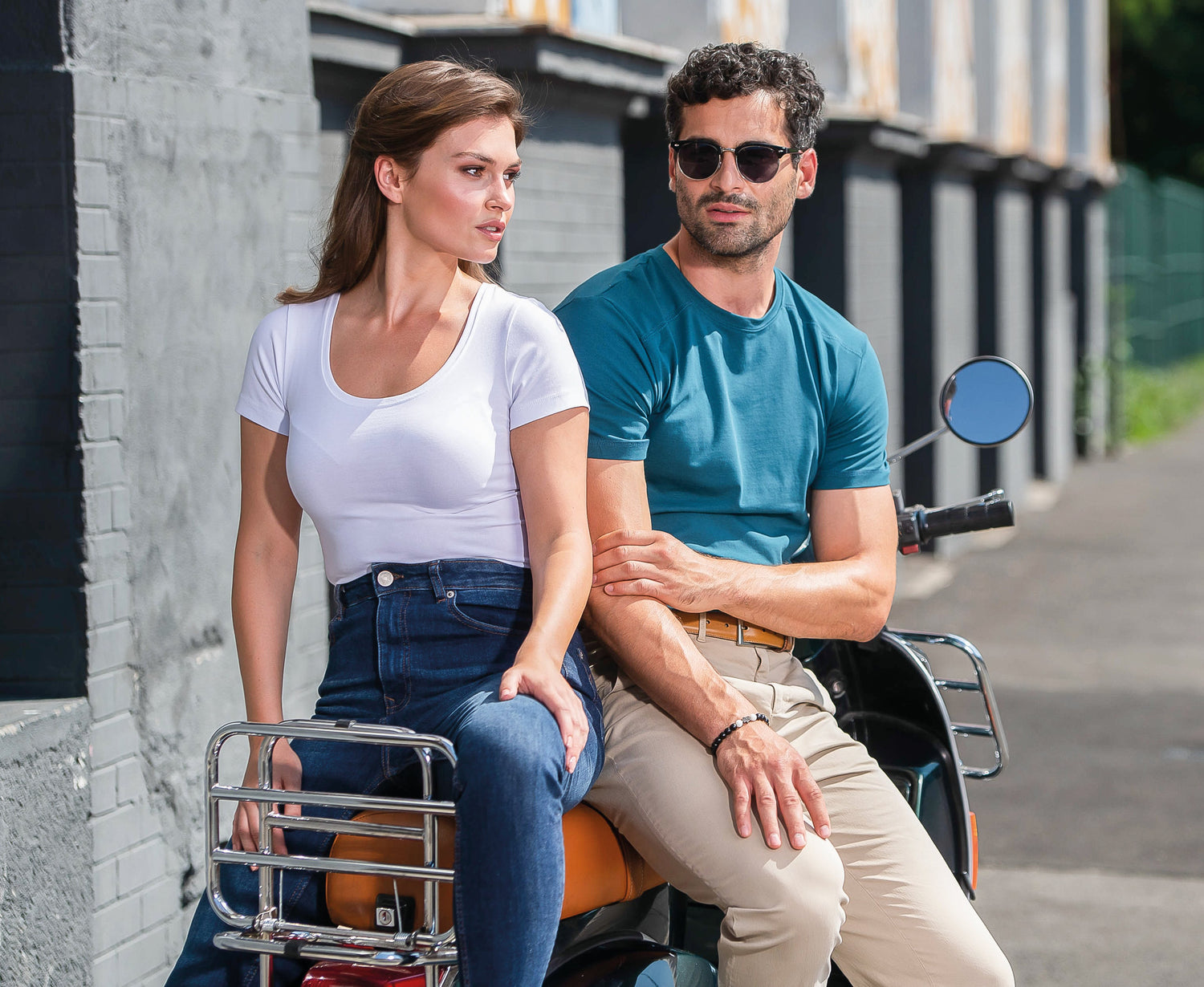 Coppia elegante con abbigliamento Malfini, ideale per aziende italiane che cercano capi personalizzati con stile europeo, comfort premium e qualità sartoriale.