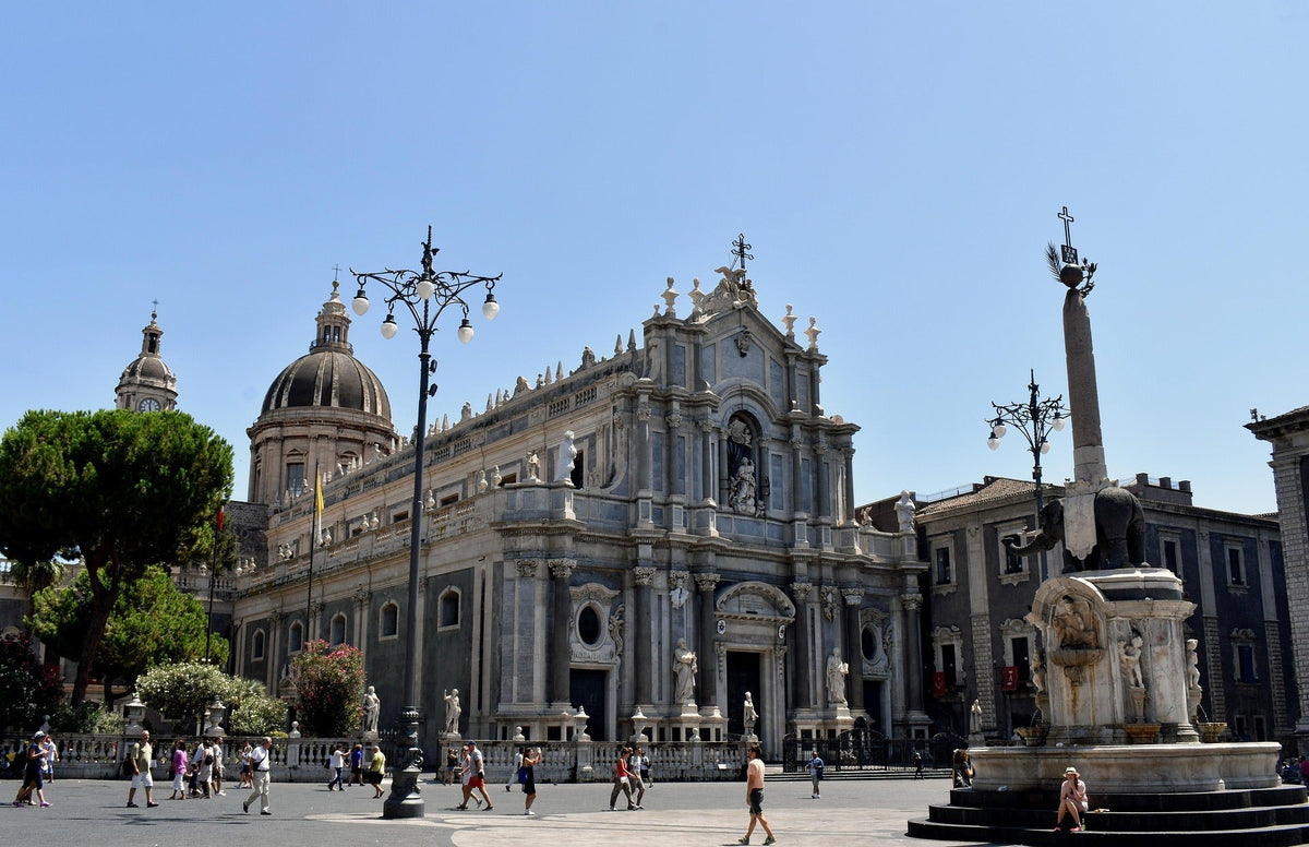 La Cattedrale di Sant'Agata a Catania con piazza centrale, simbolo culturale ideale per branding locale e promozione aziendale in Sicilia.