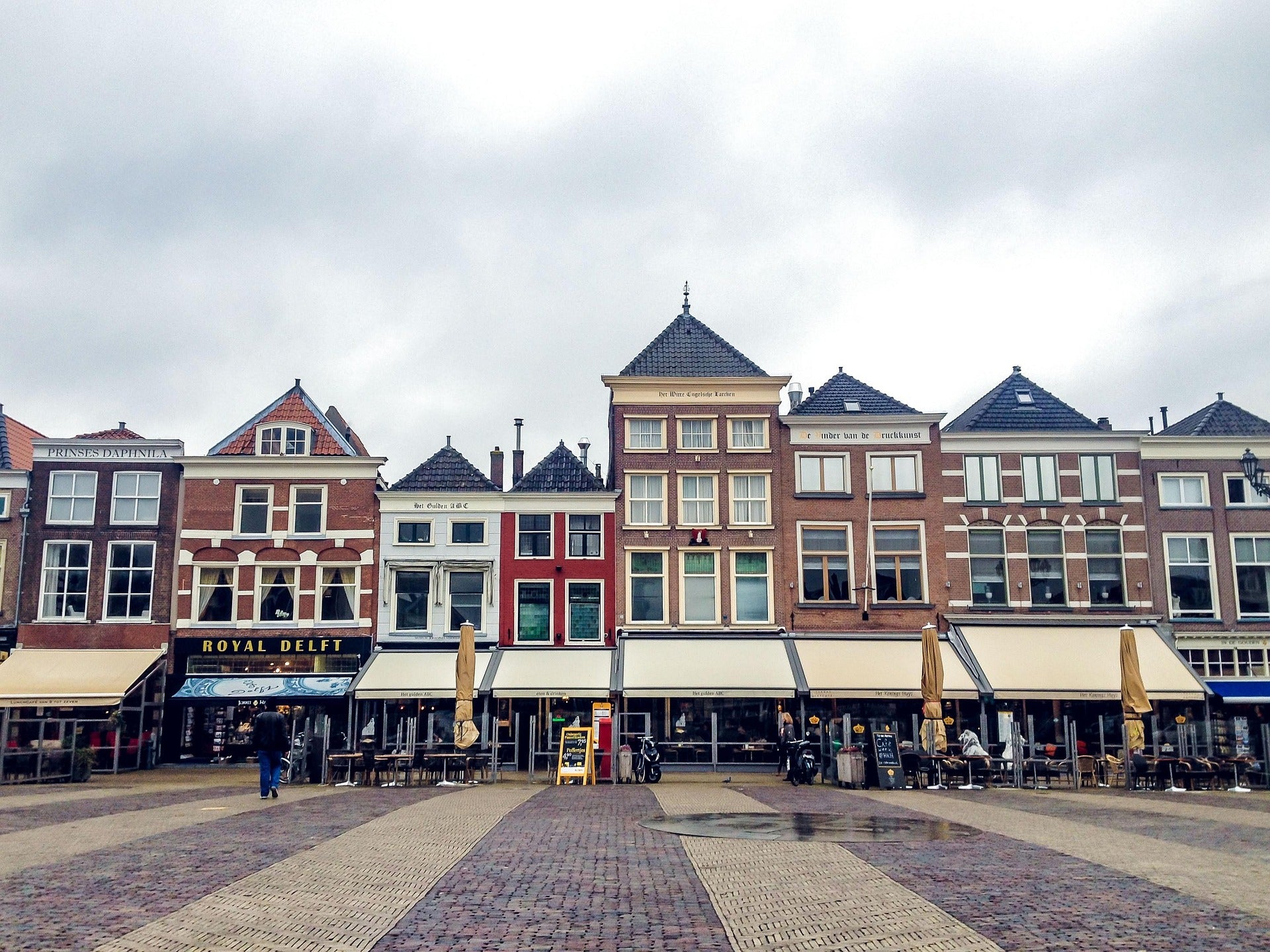 Historische herenhuizen aan de Markt in Delft, Nederland, ideaal als inspiratie voor promotieartikelen, relatiegeschenken en bedrukte producten met authentieke Nederlandse uitstraling.