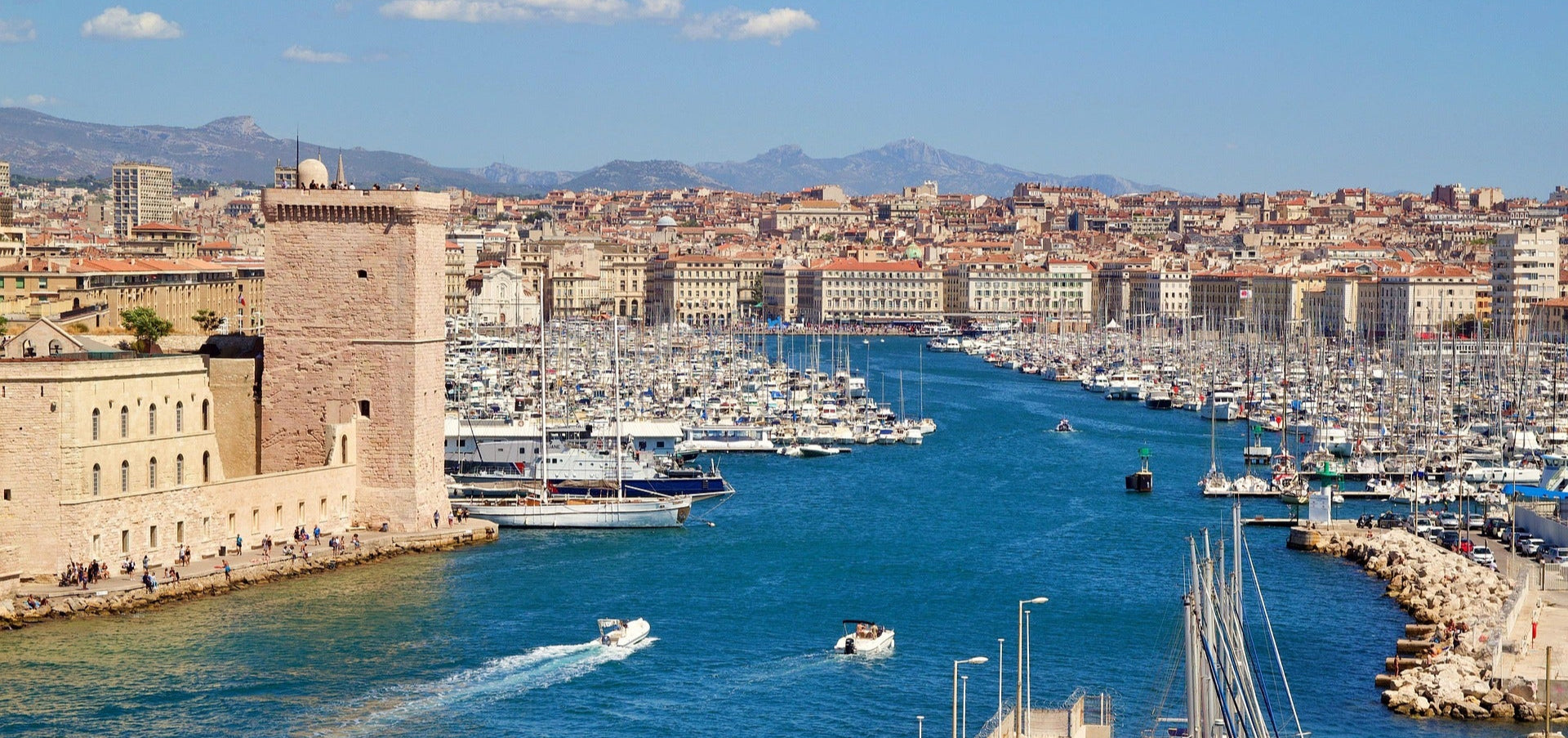 Port de Marseille illustrant la distribution de goodies d’entreprise et de produits personnalisés pour événements, hôtellerie et communication locale.