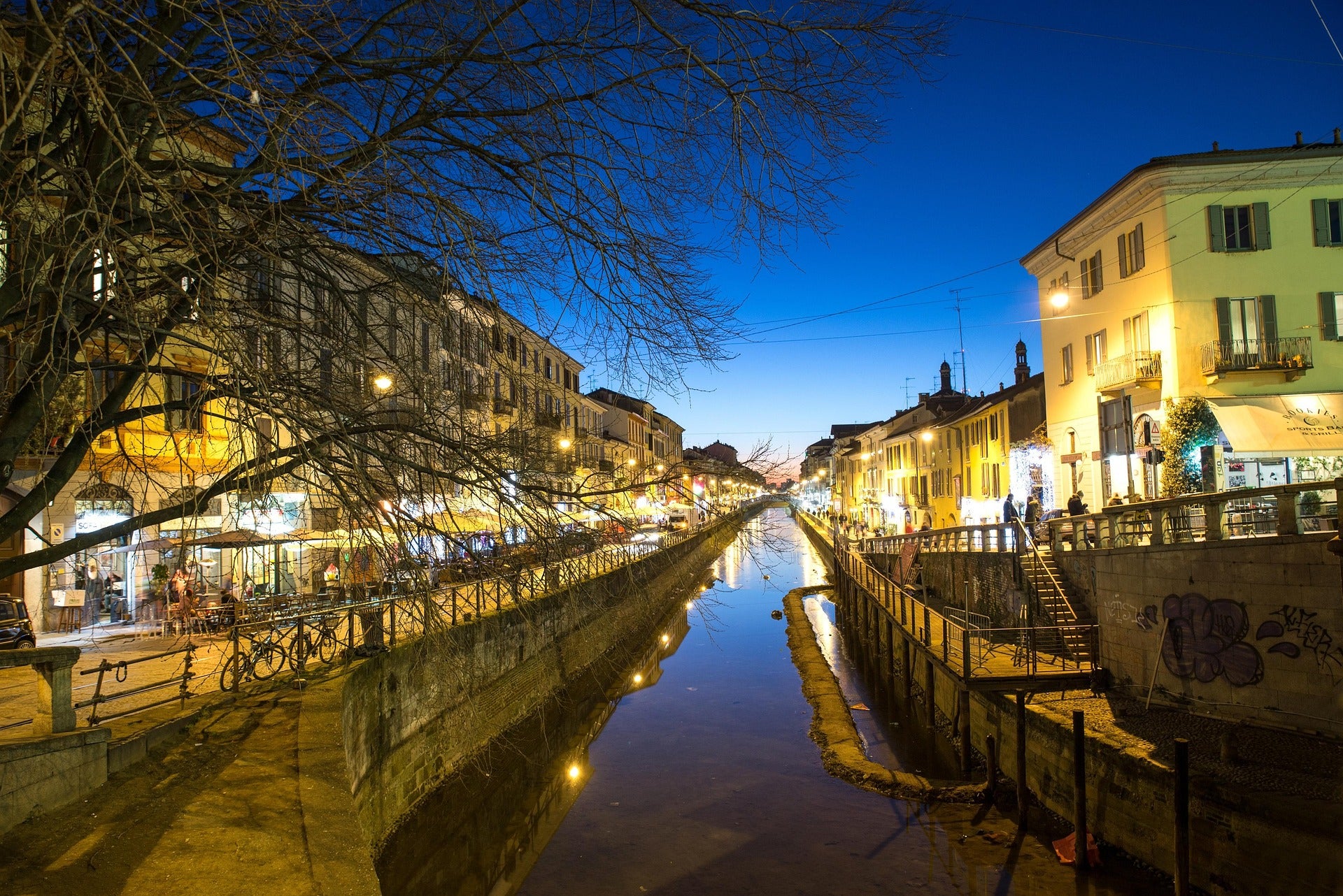Navigli di Milano al tramonto, simbolo di consegna rapida di gadget promozionali per uffici, agenzie e fiere di settore.