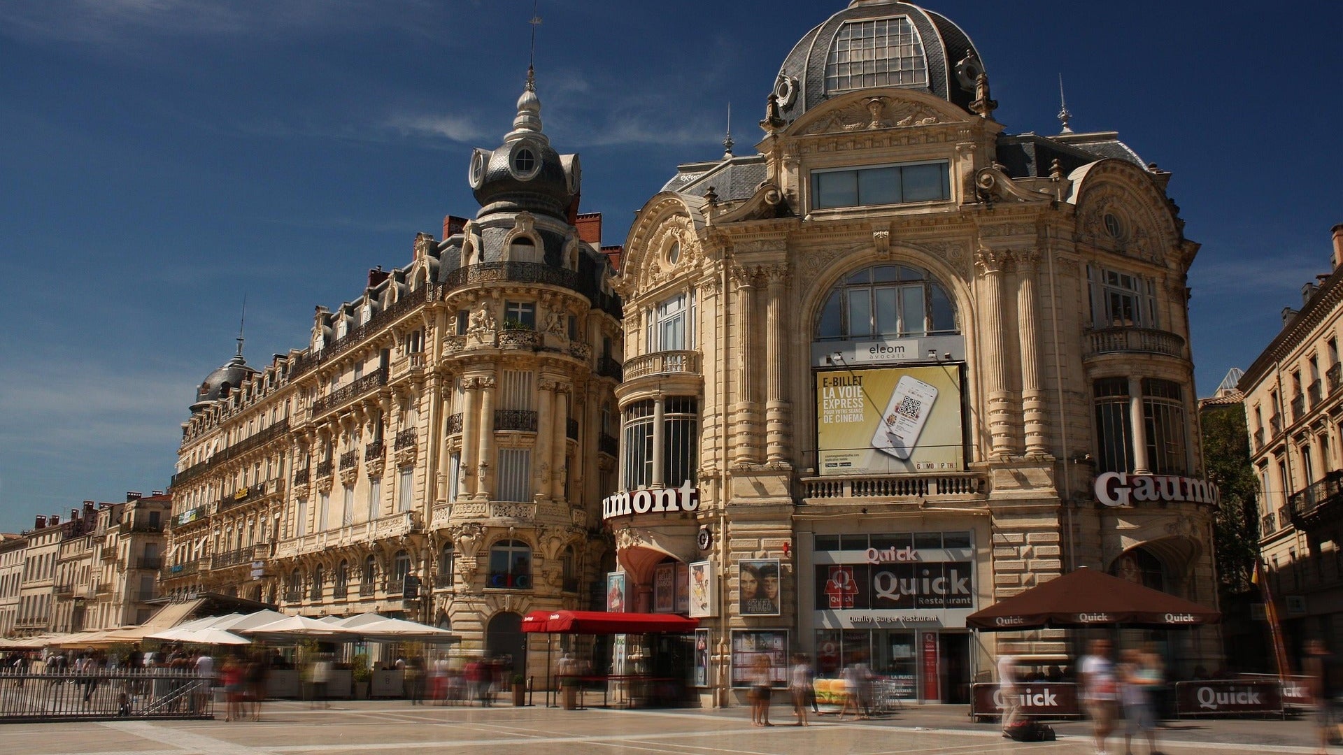 Centre historique de Montpellier, illustrant la livraison rapide de goodies personnalisés pour entreprises médicales, créatives et locales.
