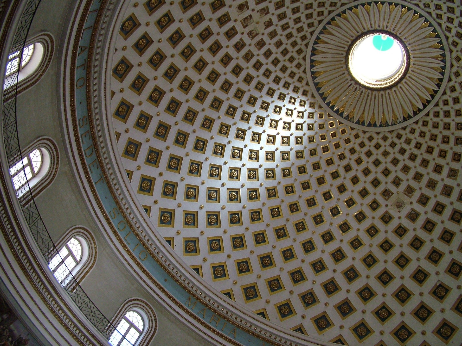 Promotional items for shops, schools, and churches in Mosta — blending tradition and enterprise | Prodotti promozionali per negozi, scuole e chiese a Mosta — tra tradizione e impresa | Prodotti promozzjonali għal ħwienet, skejjel u knejjes f’Mosta — tradizzjoni u intrapriża flimkien