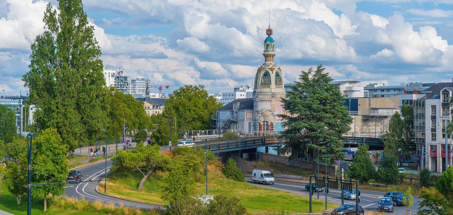 Centre-ville de Nantes avec livraison d’objets publicitaires créatifs pour agences, entreprises tech et start-ups.