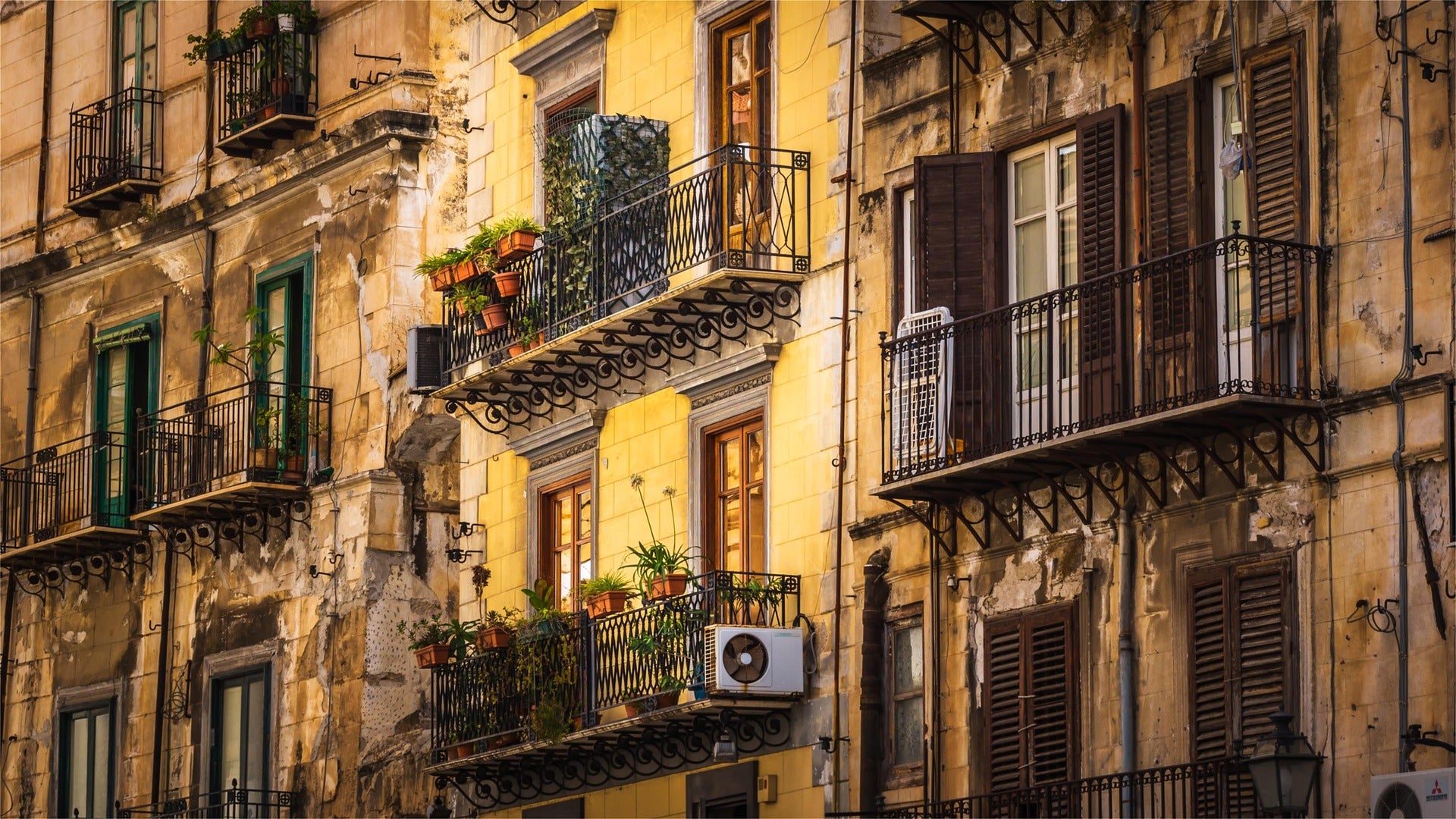 Edifici tradizionali a Palermo, perfetti per gadget personalizzati per festival, hotel e imprese siciliane a conduzione familiare.