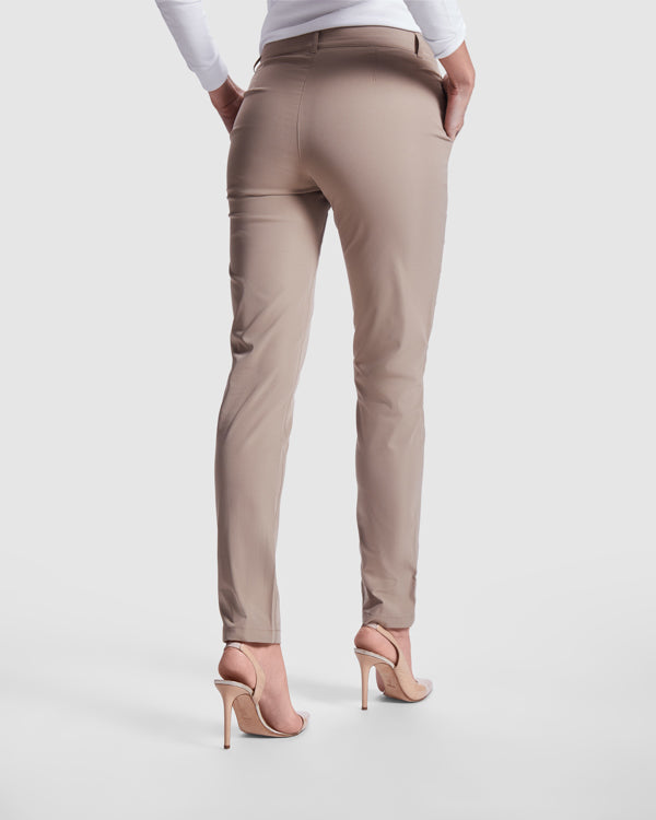 Pantalon ajusté Roly pour femme, idéal pour uniformes d’entreprise, équipes commerciales et événements professionnels — vêtements personnalisables pour une image de marque cohérente.