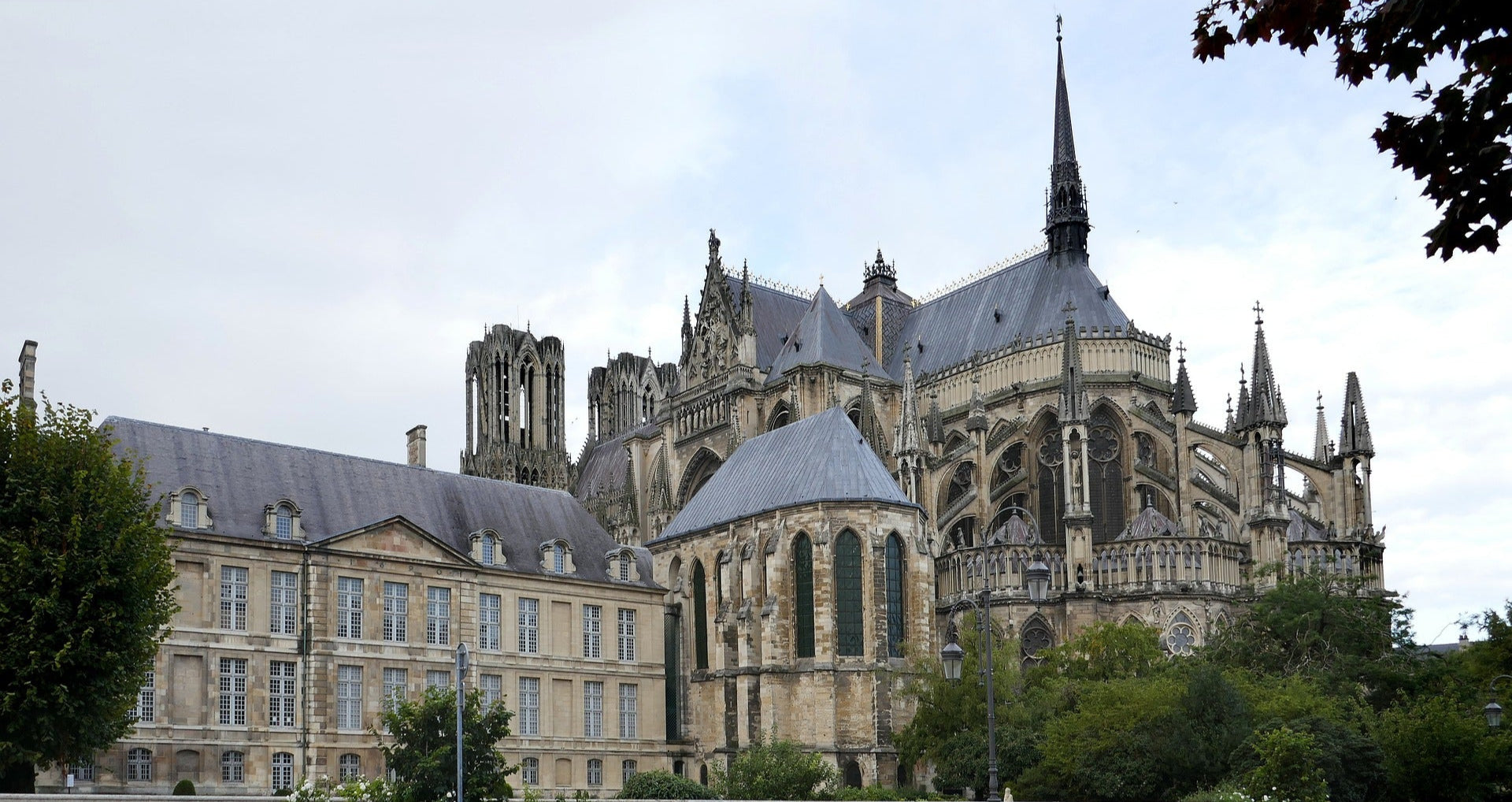 Cathédrale de Reims représentant la distribution de cadeaux d’affaires et objets publicitaires de luxe pour maisons de champagne et entreprises locales.