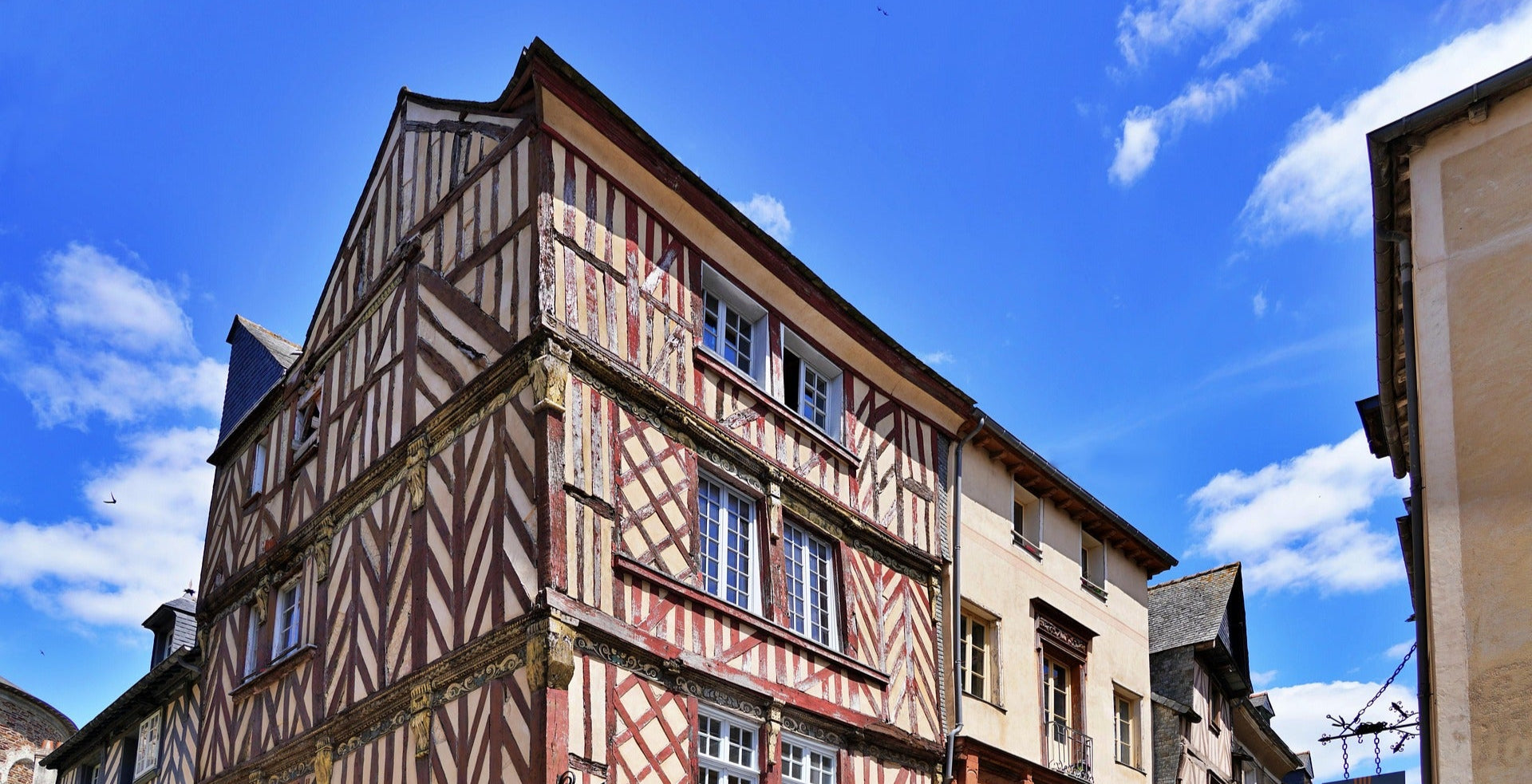Bâtiments colorés à Rennes, symbolisant la fourniture de produits promotionnels créatifs pour entreprises tech, étudiants et institutions culturelles.
