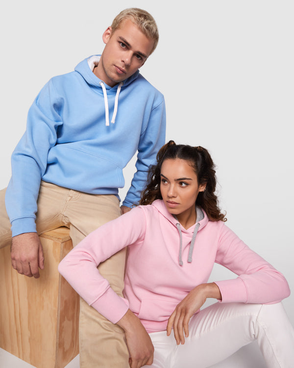 Modelli in felpe Roly dallo stile rilassato e moderno, ideali per aziende italiane che cercano abbigliamento promozionale casual, colorato e accessibile con spirito mediterraneo.