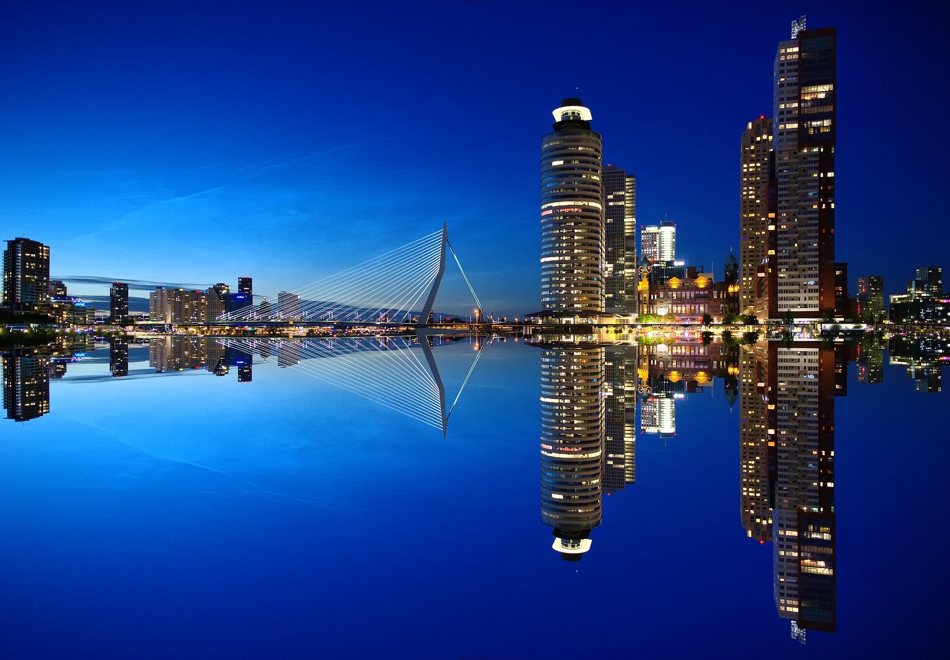 Moderne skyline en bruggen van Rotterdam, perfect voor promotieartikelen, relatiegeschenken en bedrukte producten voor logistiek, zakelijke evenementen en internationale handel.