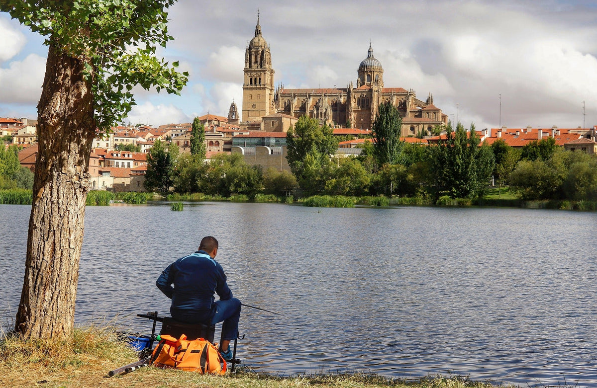 Joven frente a la catedral de Salamanca, representando productos promocionales dirigidos a estudiantes, escuelas de idiomas y universidades.