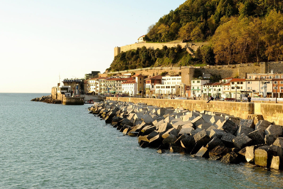Vista marítima de San Sebastián, representando productos promocionales premium para marcas gastronómicas, hoteles boutique y eventos de lujo.