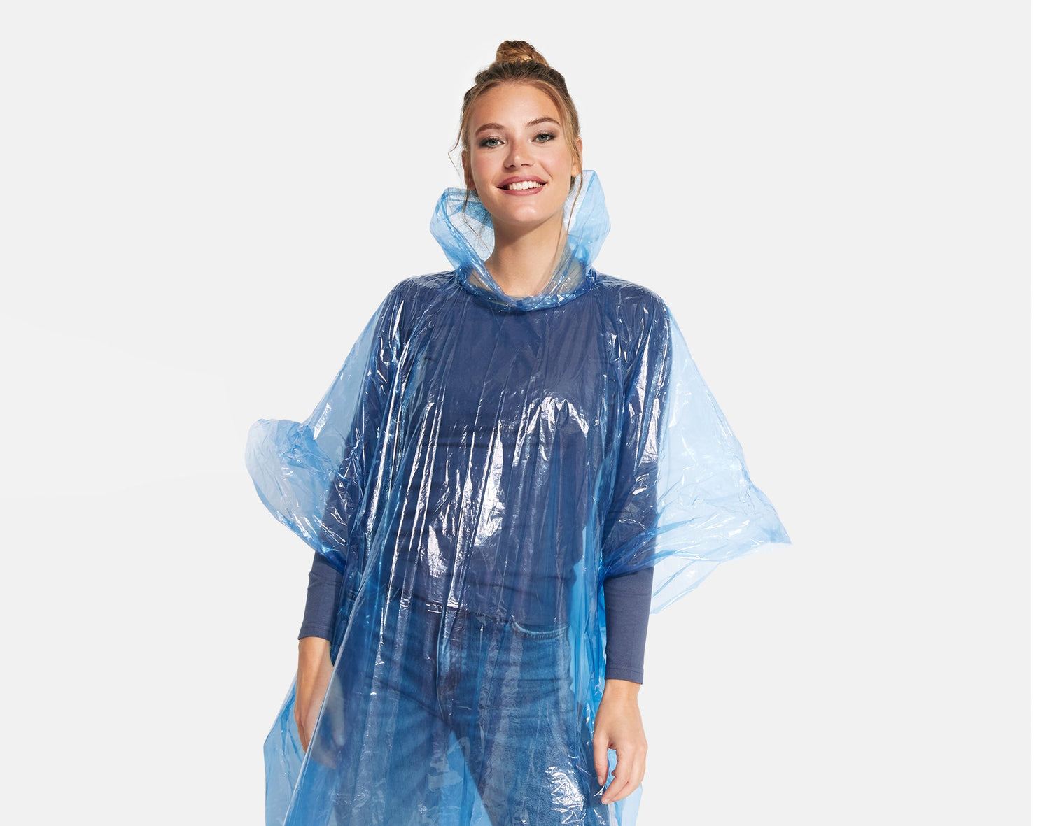 Smiling woman wearing a translucent blue rain poncho — durable branded outerwear from Stamina for events and outdoor staff.

Bean ag caitheamh poncó báistí gorm trédhearcach agus ag miongháire — éadaí seachtracha marthanacha ó Stamina do fhoirne agus imeachtaí faoin aer.