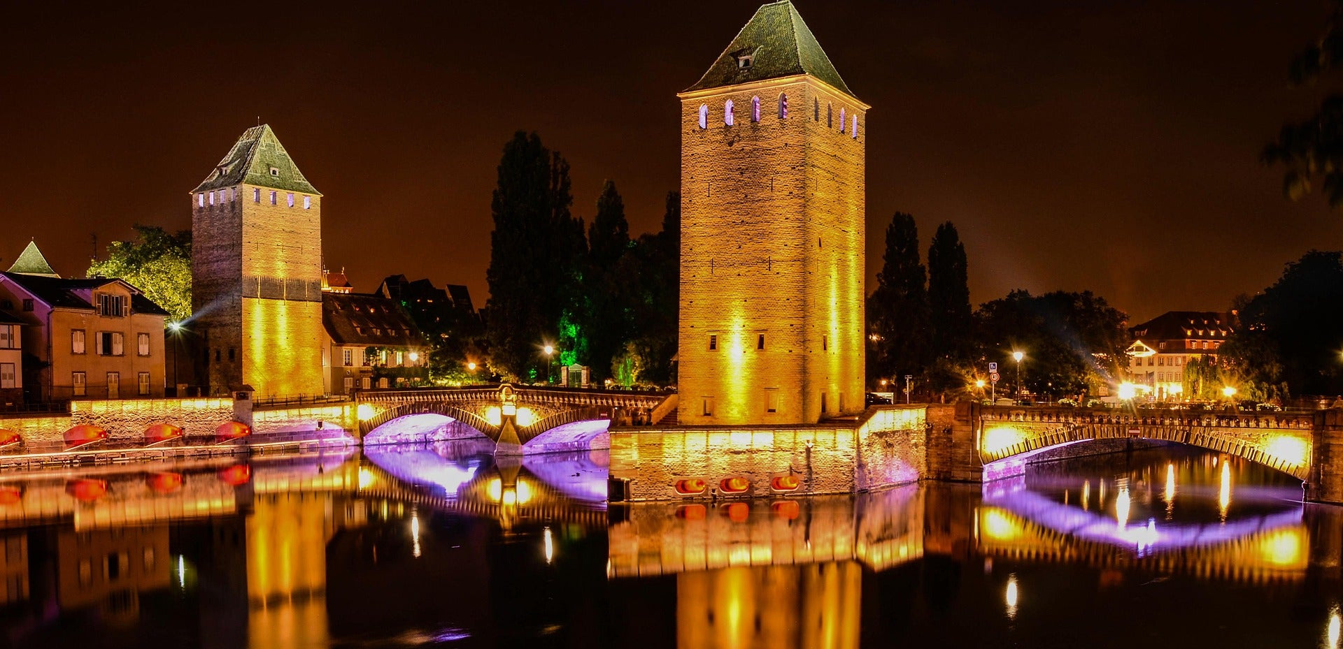 Vue nocturne de Strasbourg, symbole de la livraison de goodies sur mesure pour les institutions européennes, ONG et entreprises transfrontalières.
