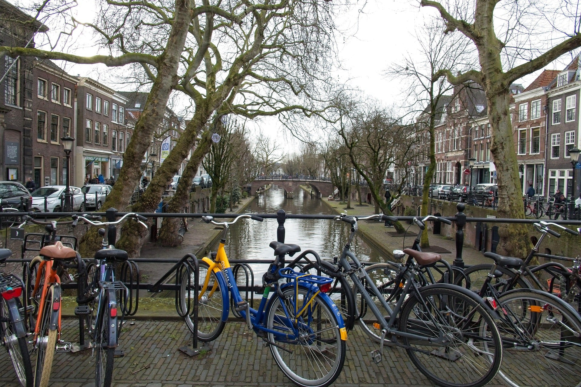 Pittoreske grachten en fietsen in Utrecht, perfect voor promotieartikelen, relatiegeschenken en bedrukte producten voor evenementen, conferenties en universiteitscampagnes.
