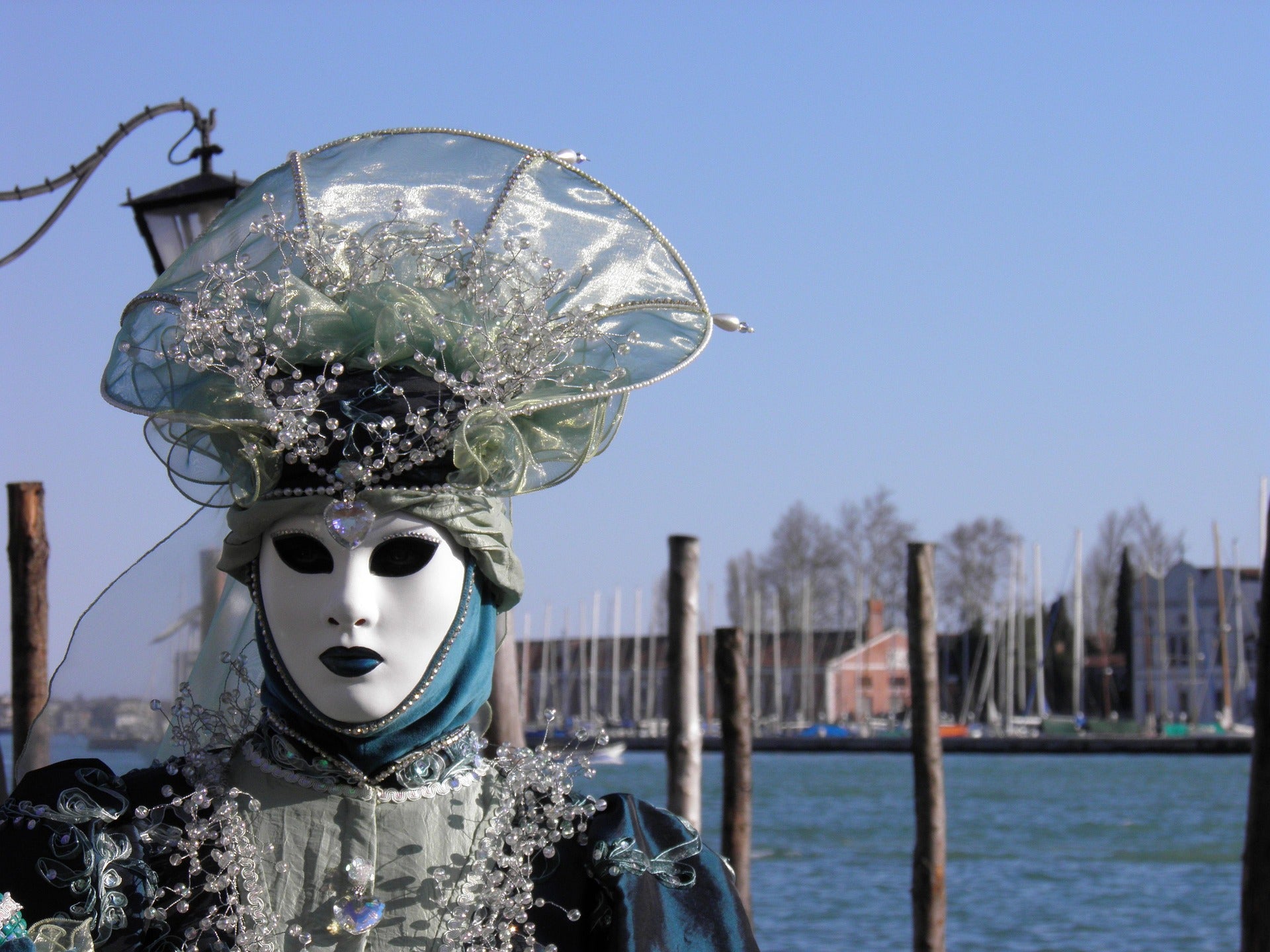 Maschera veneziana e canali di Venezia, simbolo di gadget personalizzati per hotel di lusso, istituzioni culturali e fiere artigianali.