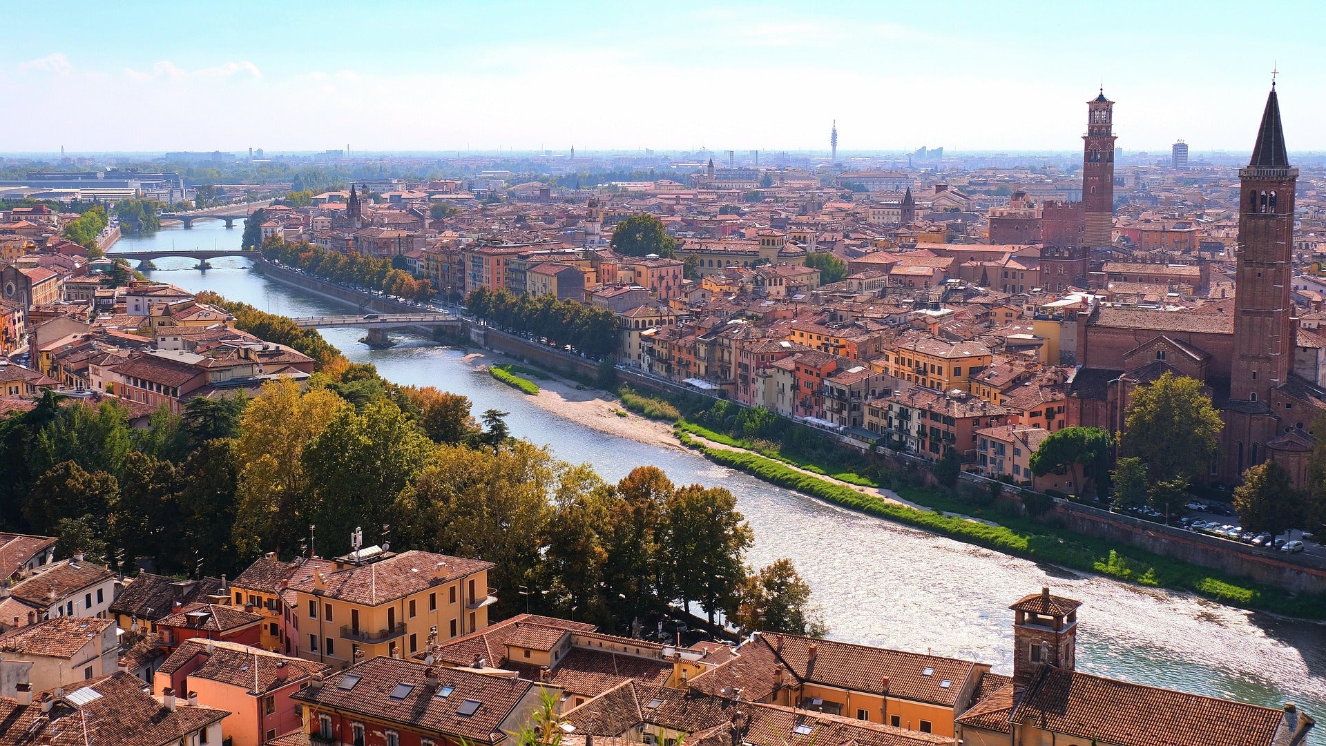Vista dall’alto di Verona, perfetta per gadget personalizzati che uniscono eleganza e funzionalità per hotel, eventi e fiere.
