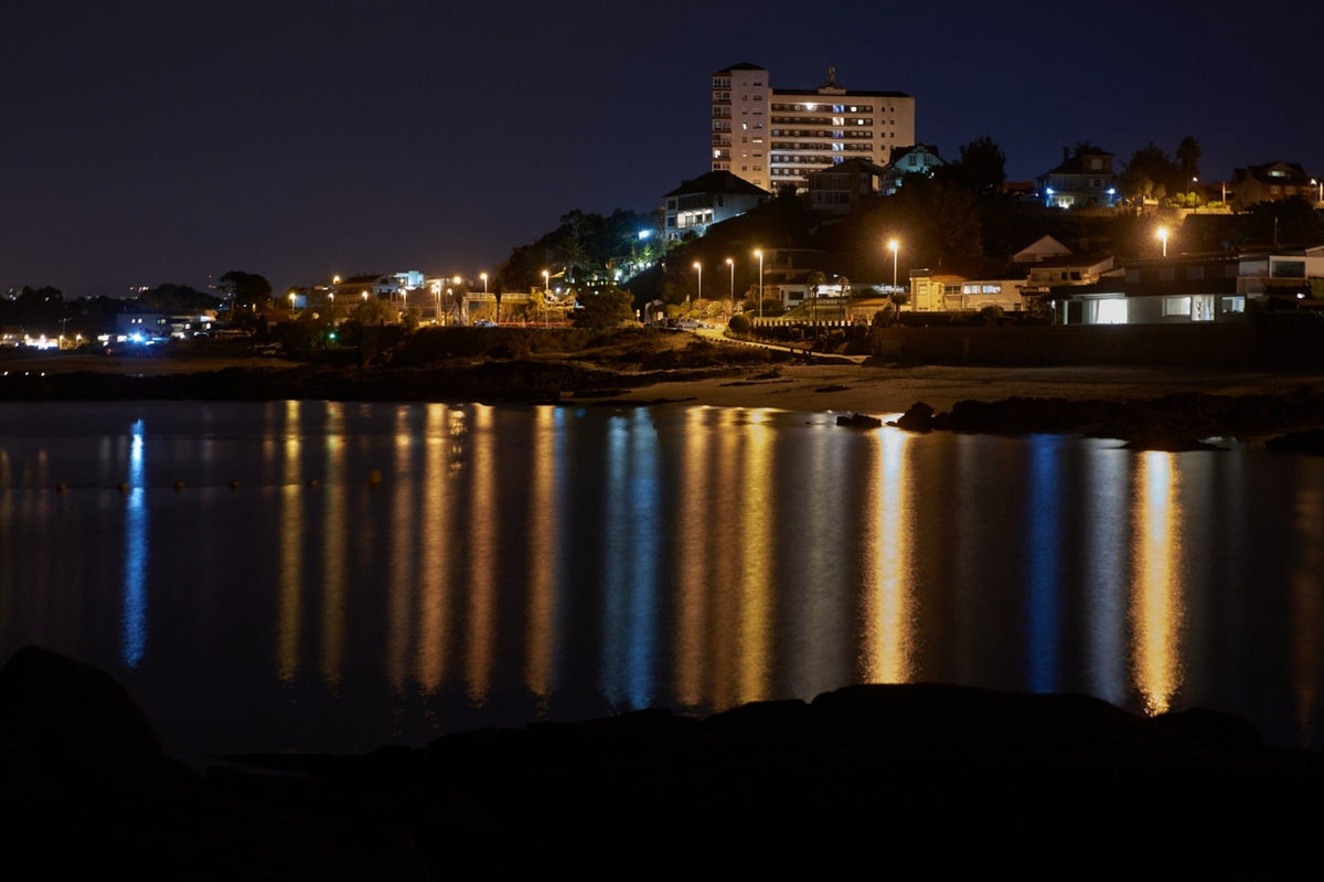 Puerto iluminado de Vigo, punto clave para artículos publicitarios industriales en sectores como automoción, pesca y transporte.